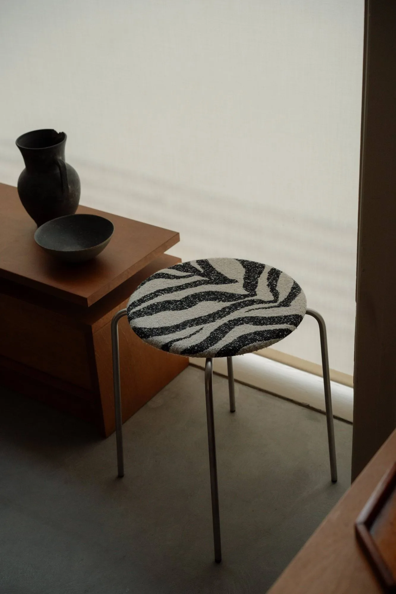 Petit Rond runder Hocker, Edelstahl-Stoff Zebra FRAMA