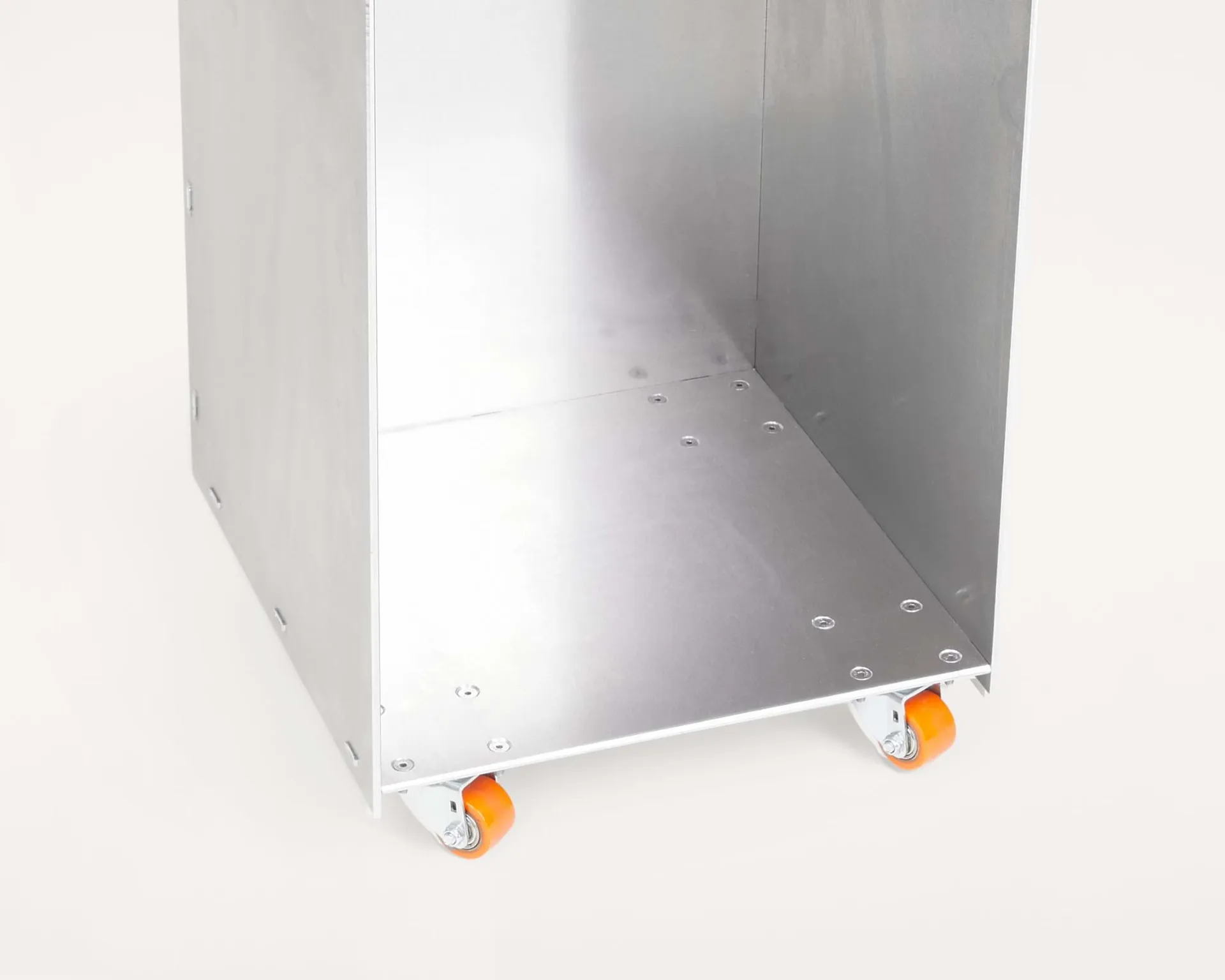 Rivet Cart Beistelltisch mit Rollen, Aluminium, 32,8x33,8x65 cm FRAMA