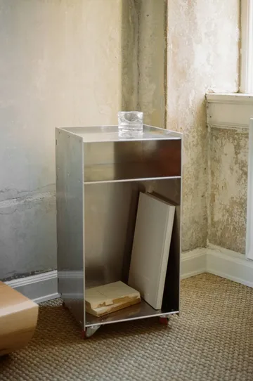 Rivet Cart Beistelltisch mit Rollen - Aluminium, 32,8x33,8x65 cm - FRAMA