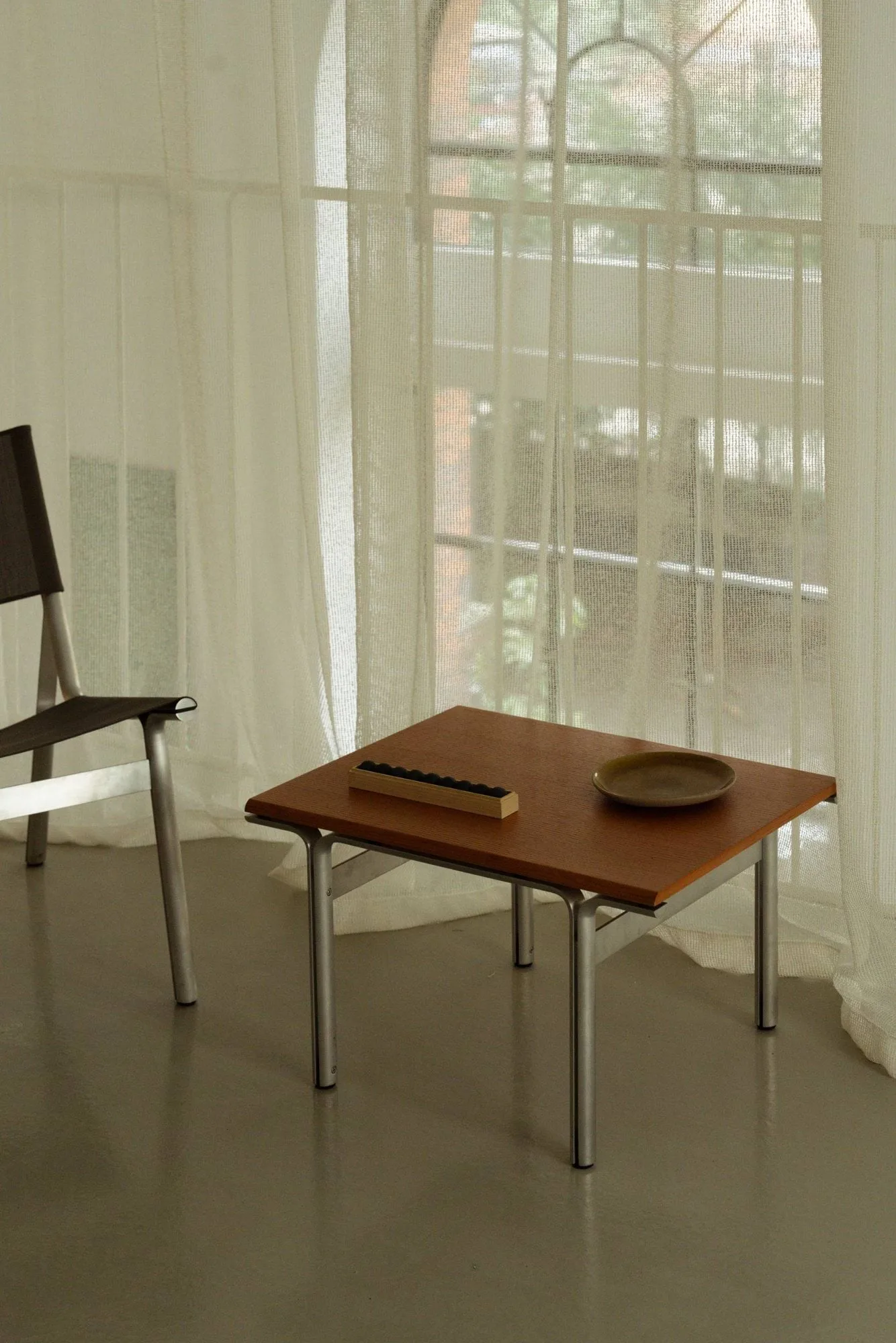 Union Beistelltisch, Aluminium-warmbraune Esche, 60x45x34 cm FRAMA