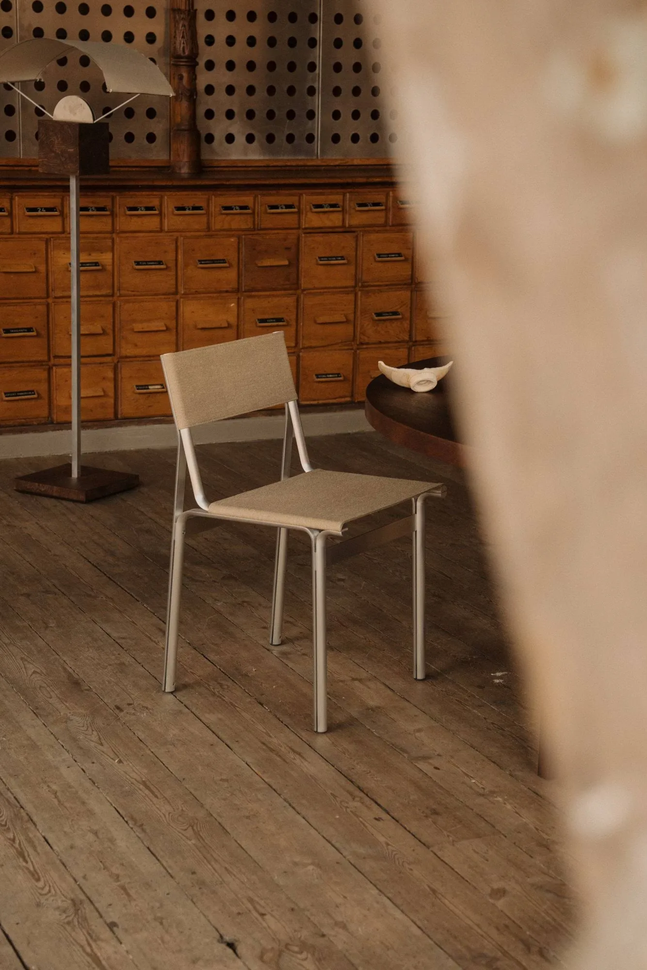 Union Stuhl, Aluminium-Sandstone Linen FRAMA