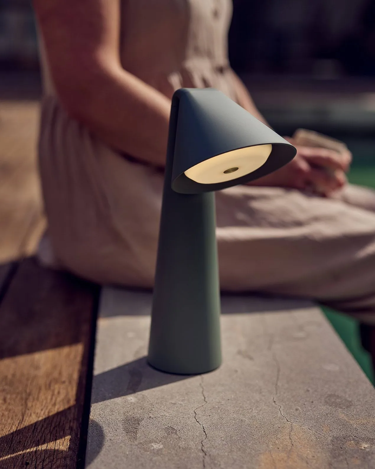 Ami Tischleuchte tragbar, Sage Green, 31,6 cm Frandsen