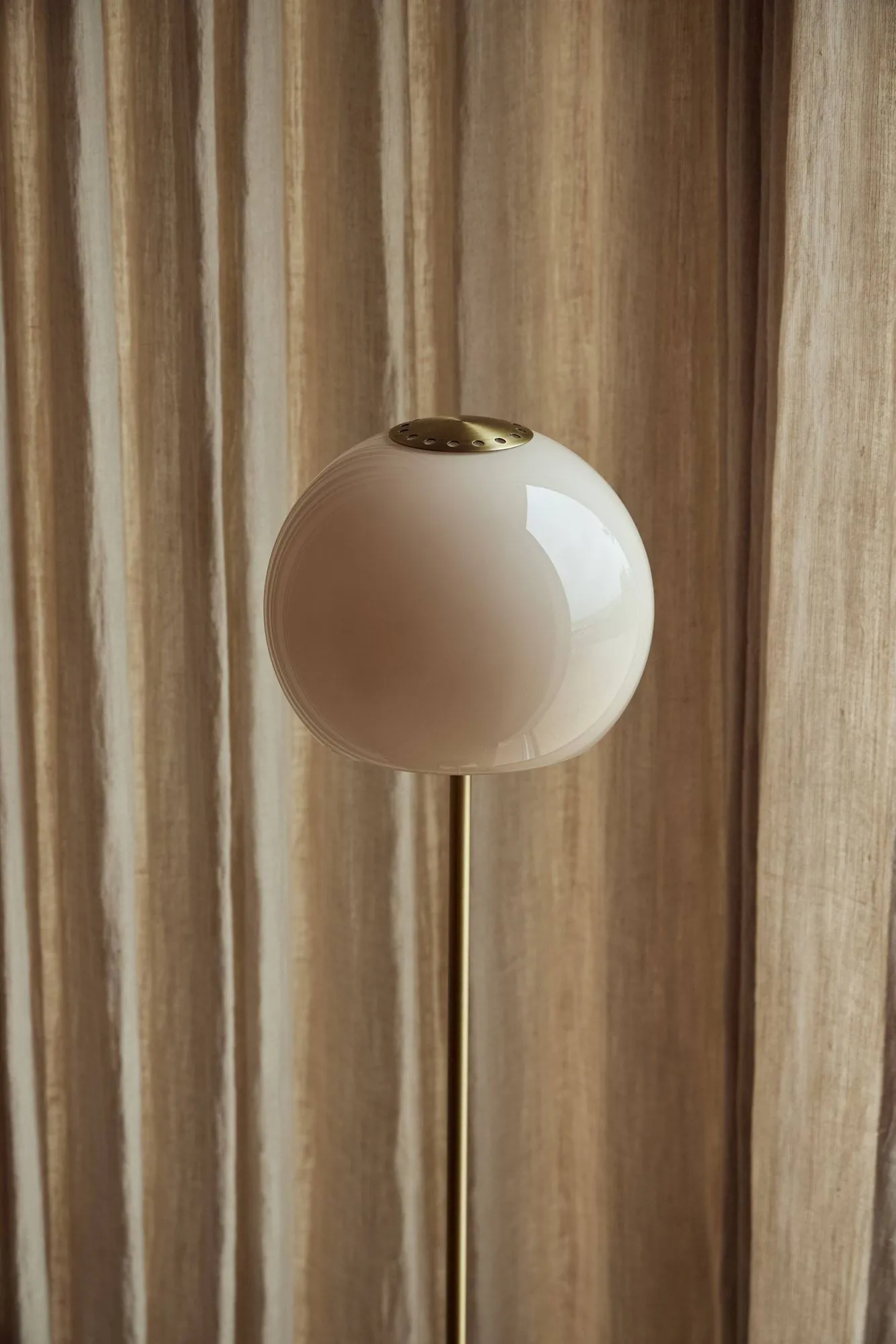 Ball Glass Stehleuchte, Sand Grey, 130 cm Frandsen