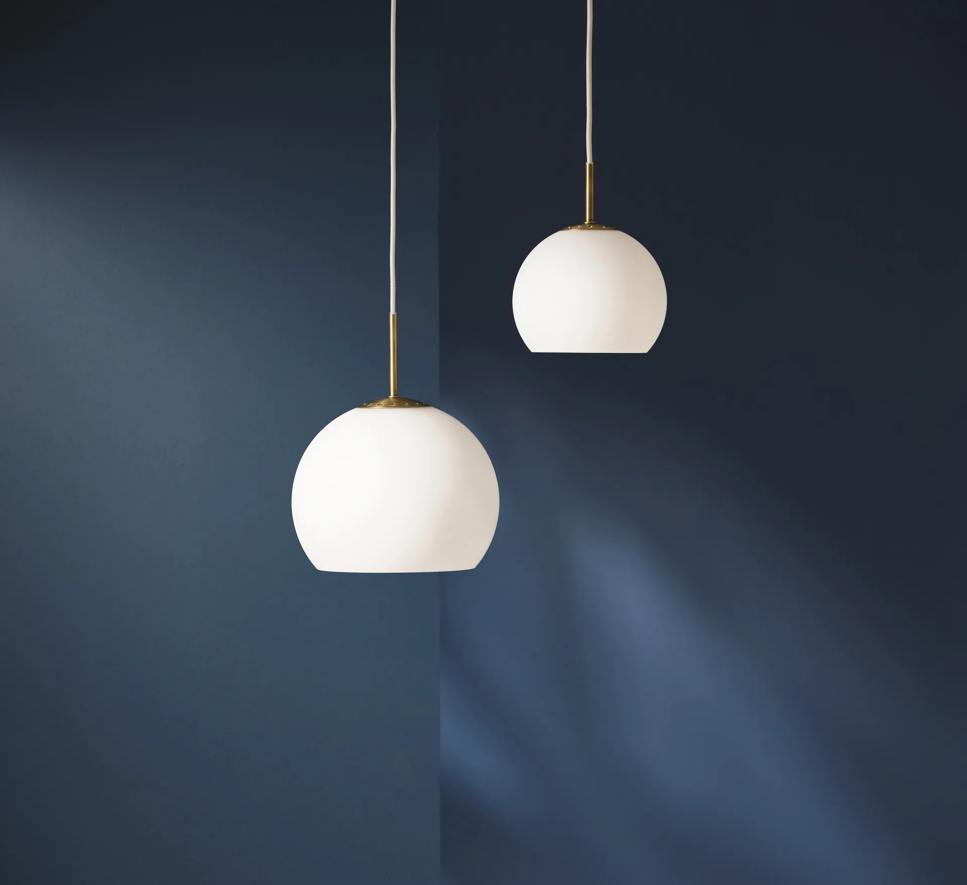 Ball Pendel, Opal White, Ø18 cm Frandsen