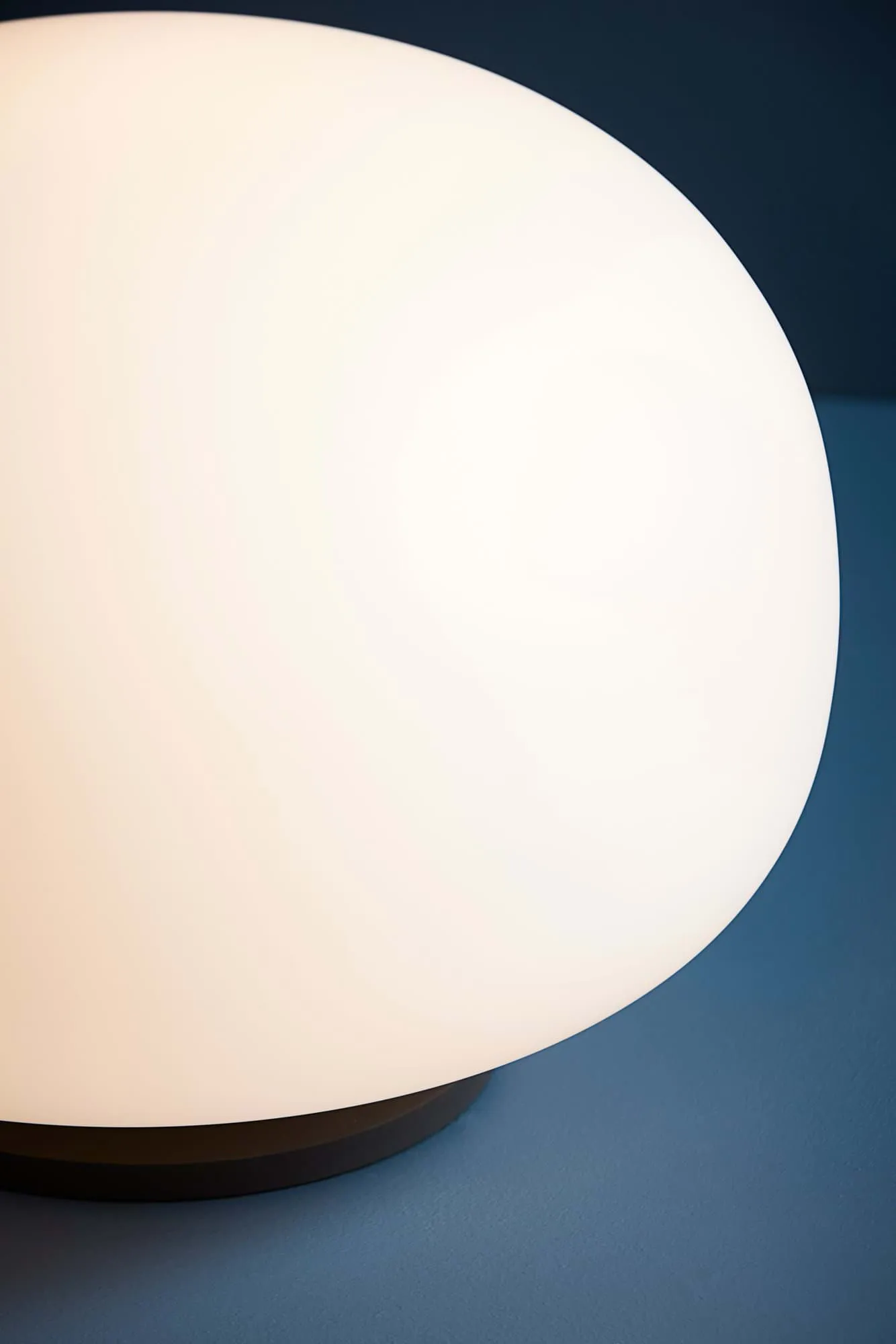 Supernate Tischleuchte, Opal white-black, Ø38 cm Frandsen