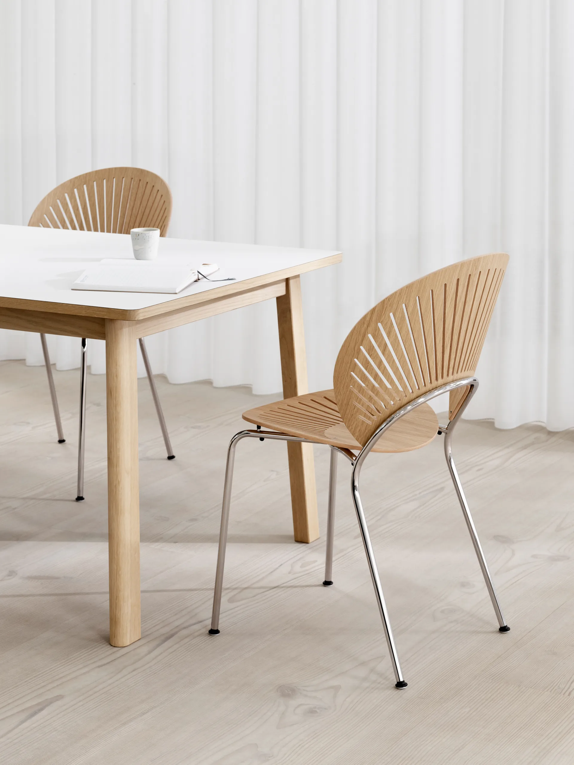 Ana Esstisch 220-320x95 cm, Das Nanolaminat vit-såpad ek Fredericia Furniture