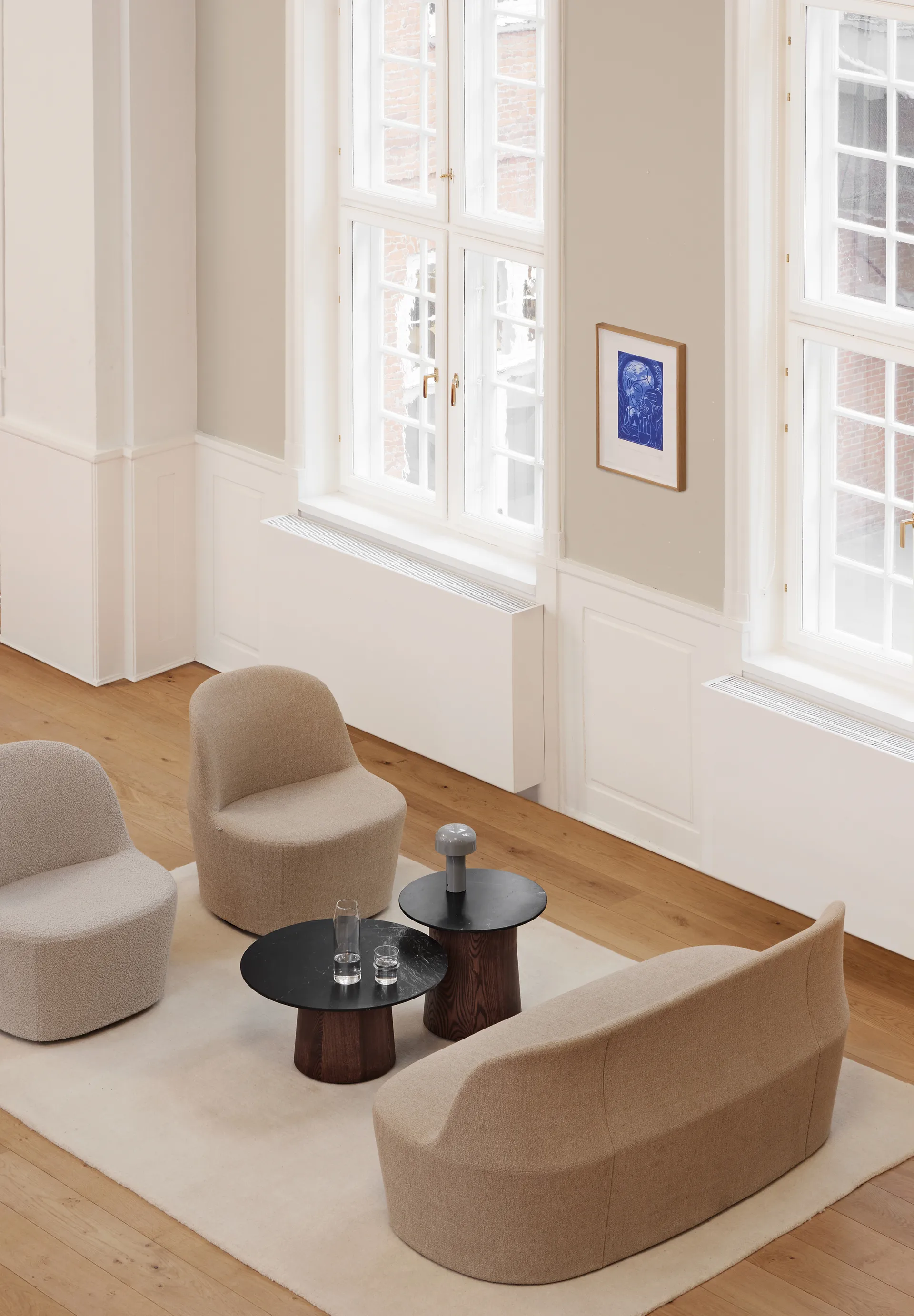 Niveau Couchtisch Ø61 cm, Black Marquina-ash brown stained Fredericia Furniture