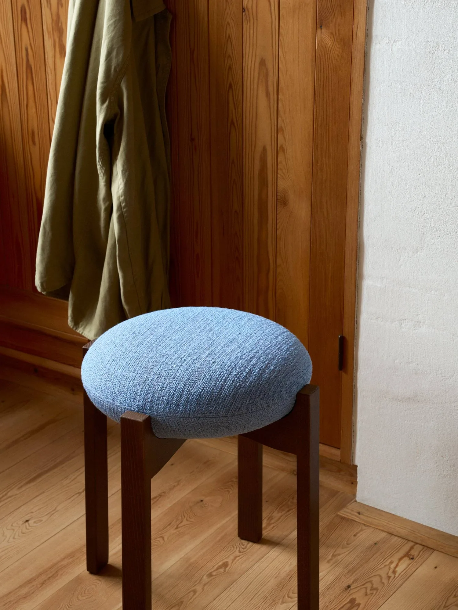 Pioneer Hocker niedrig, Odino PV82 light blue-lackierte Eiche Fredericia Furniture