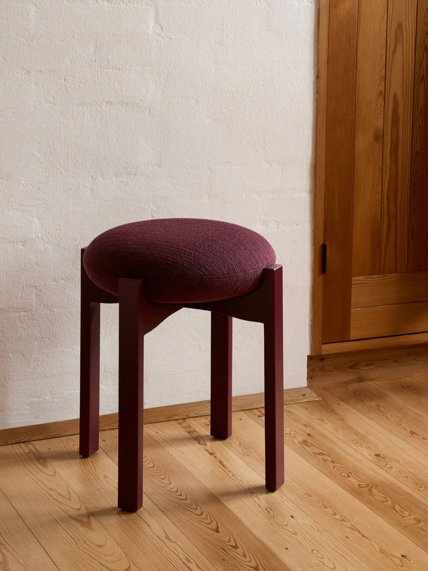 Pioneer Hocker niedrig, Odino RC43 bordeaux-bordeaux Buche Fredericia Furniture