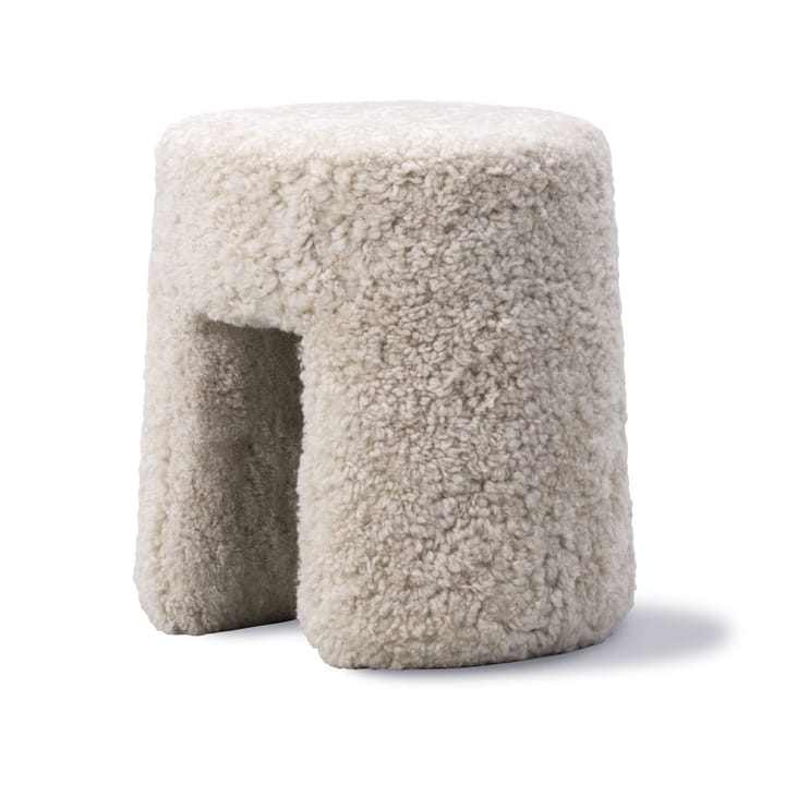 Sequoia Sitzhocker, Schafsfell moonlight Fredericia Furniture