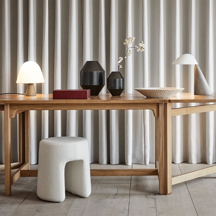 Sequoia Sitzhocker, Schafsfell moonlight Fredericia Furniture
