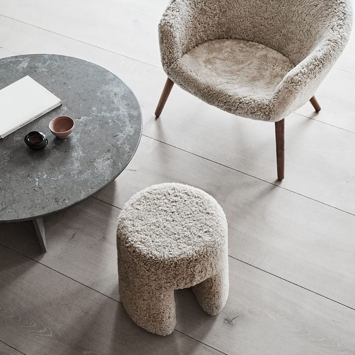 Sequoia Sitzhocker, Schafsfell moonlight Fredericia Furniture