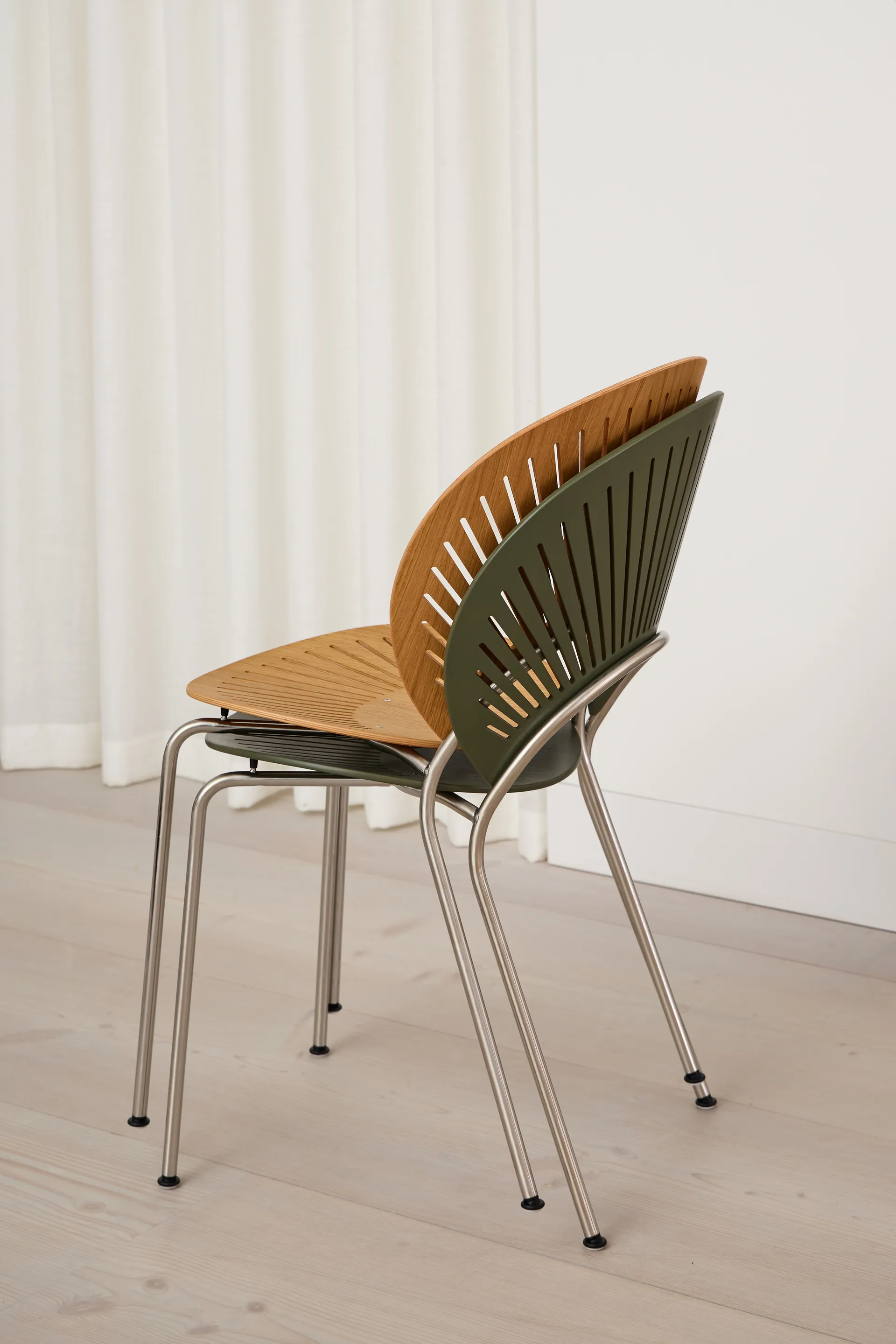 Trinidad 3398 Stuhl, Khaki green-krom Fredericia Furniture