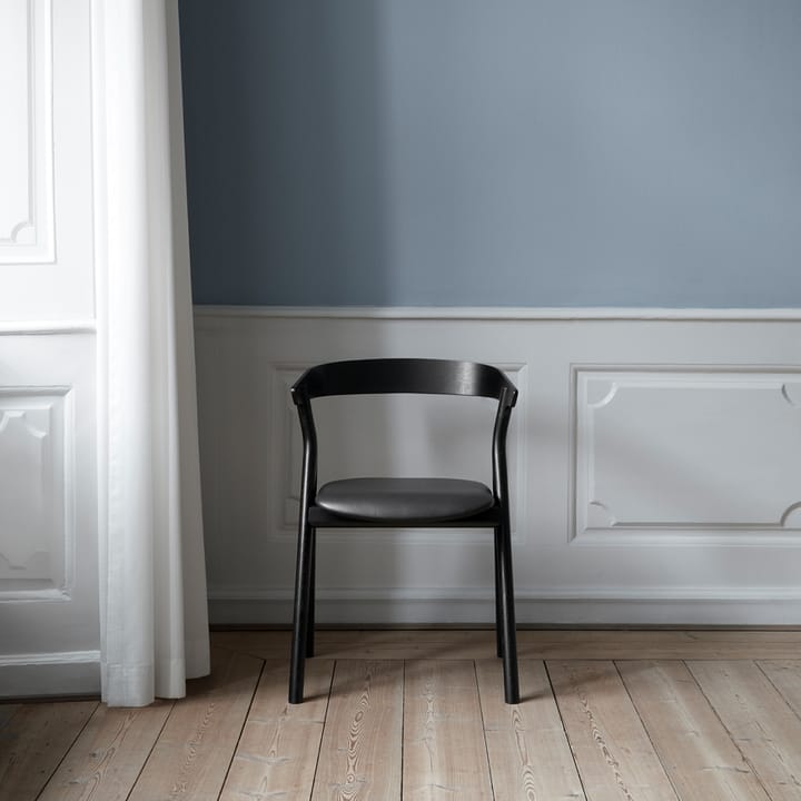Yksi 3340 Stuhl, Leder premium 88-svartlackerad ek Fredericia Furniture