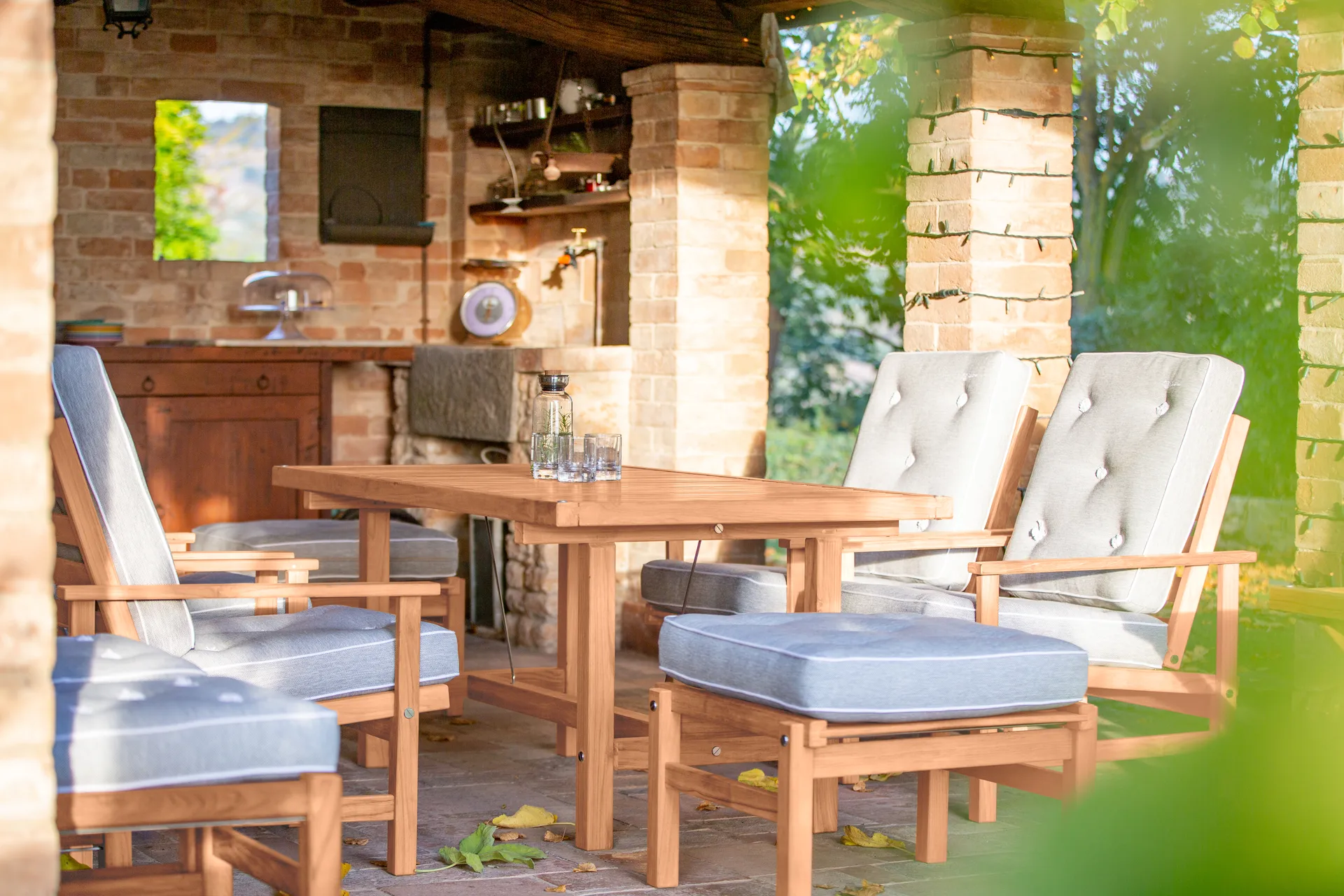 62 Tisch, Redwood, 155x85x65,5 cm Fri Form