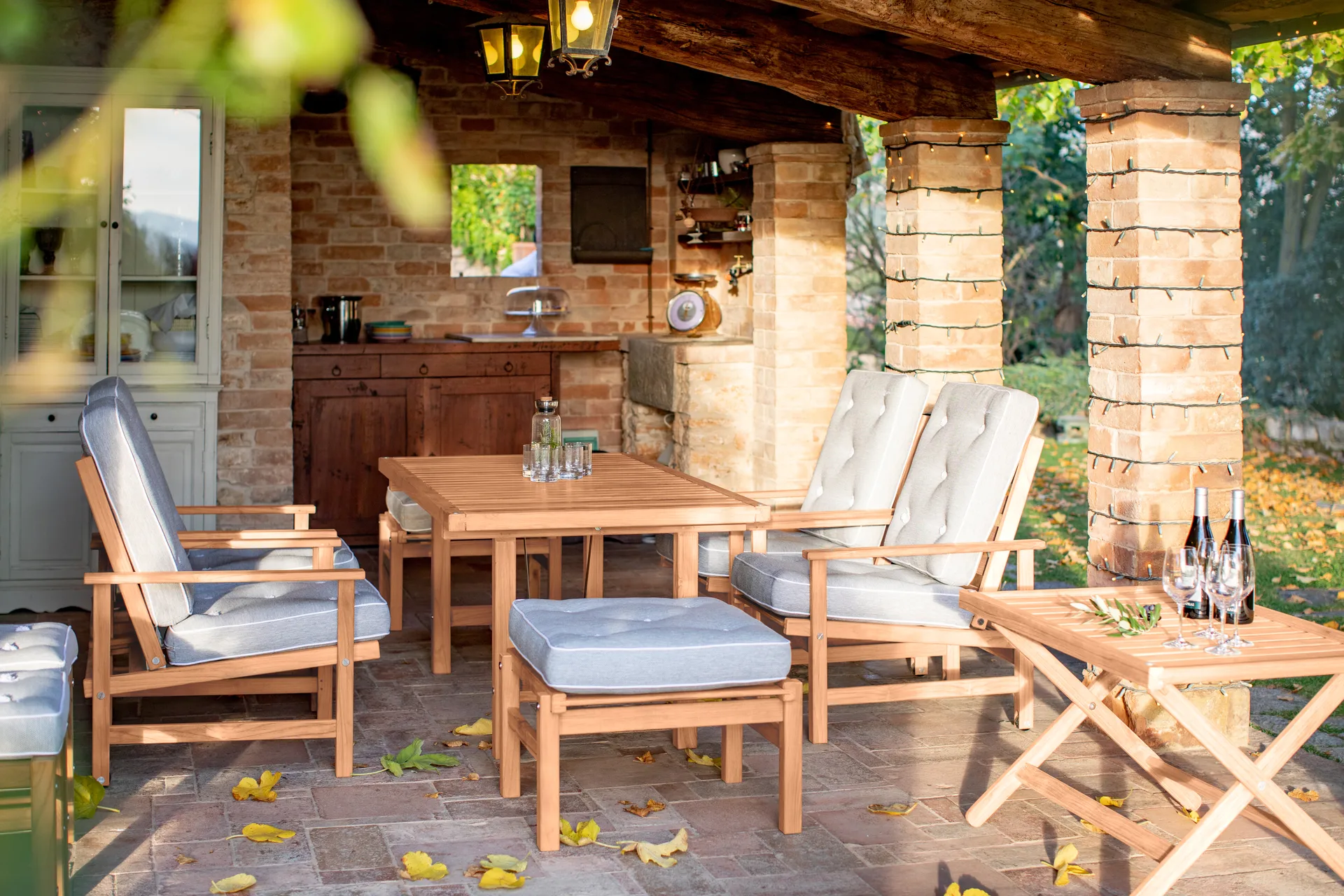 92 Hocker, Redwood Fri Form