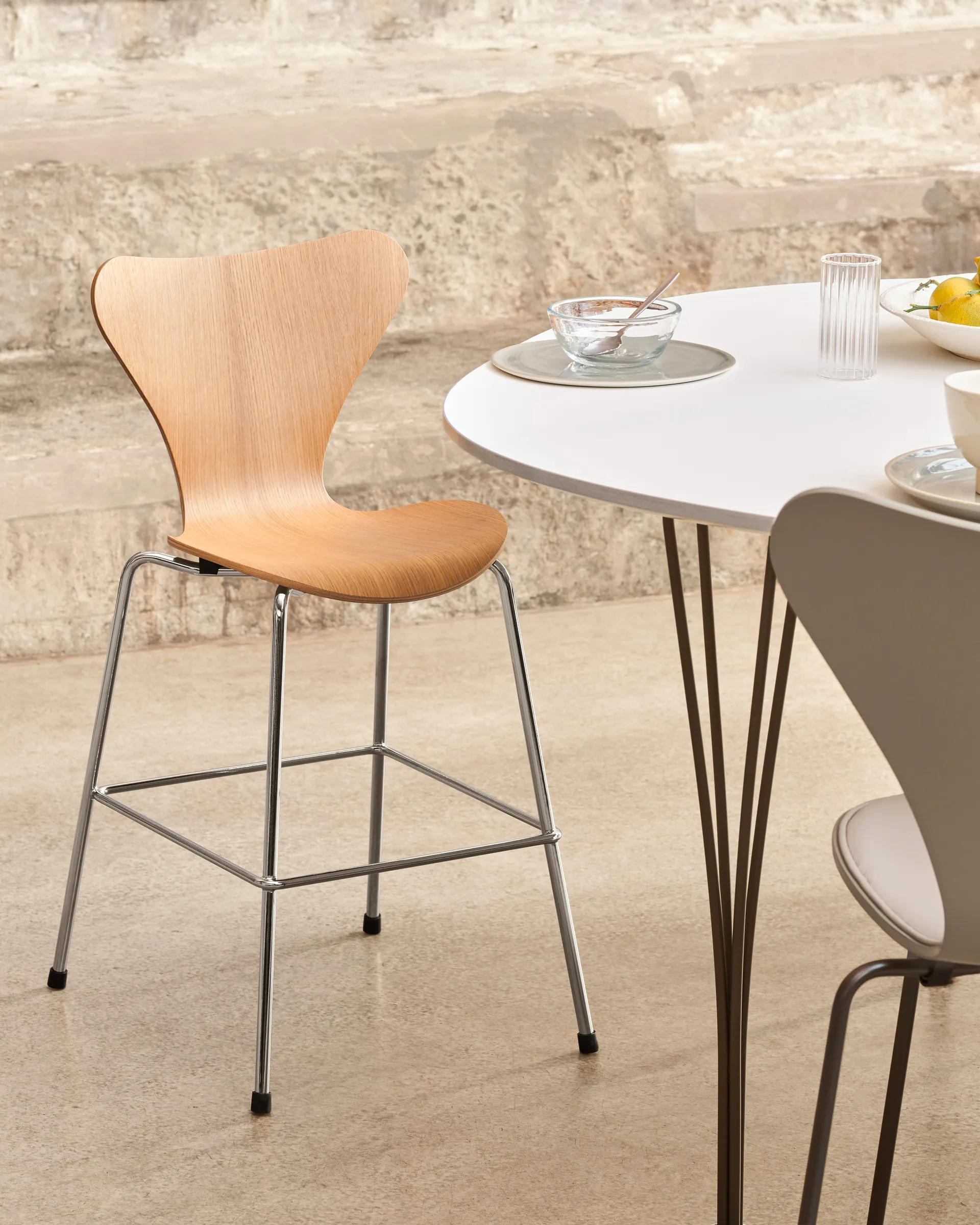 3177 Series 7 Junior Stuhl Chrom, Lacquered oak veneer Fritz Hansen