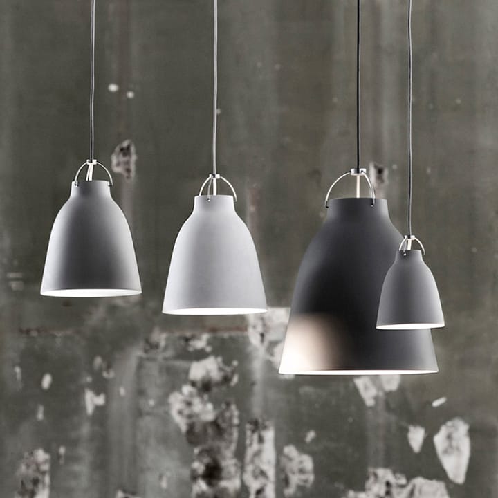 Caravaggio 1 Pendelleuchte, Schwarz-Rotes Textilkabel Fritz Hansen