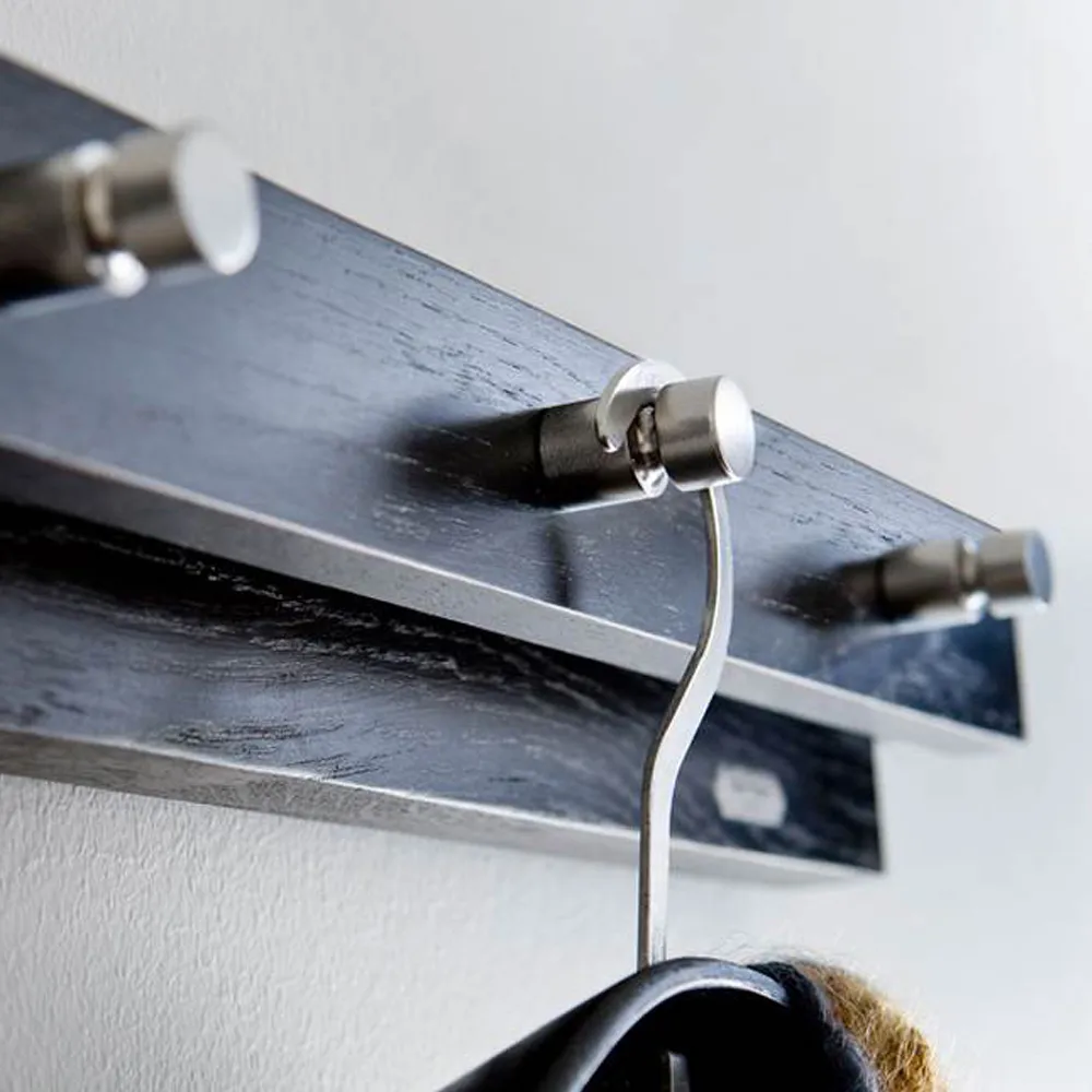 Cutter Kleiderhaken, Eiche schwarz gebeizt, 5-teilig Knöpfe Fritz Hansen