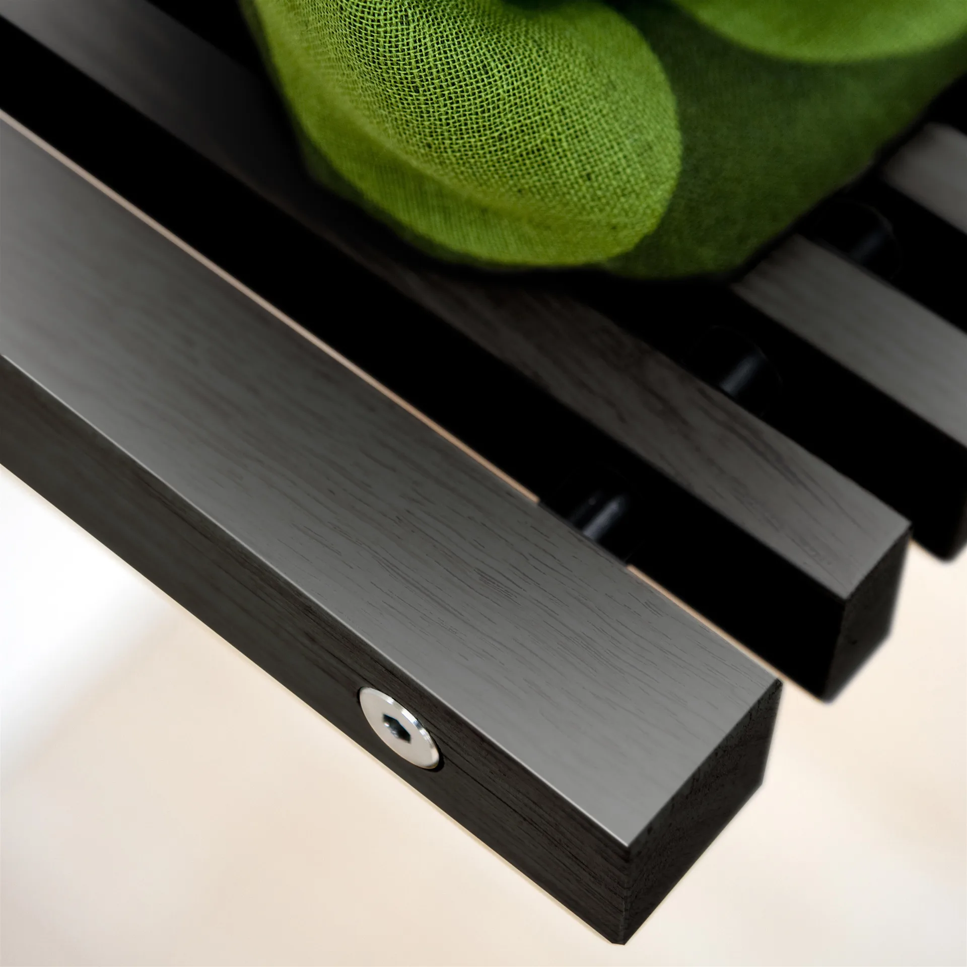 Cutter Wandstuhl, Eiche schwarz lackiert Fritz Hansen