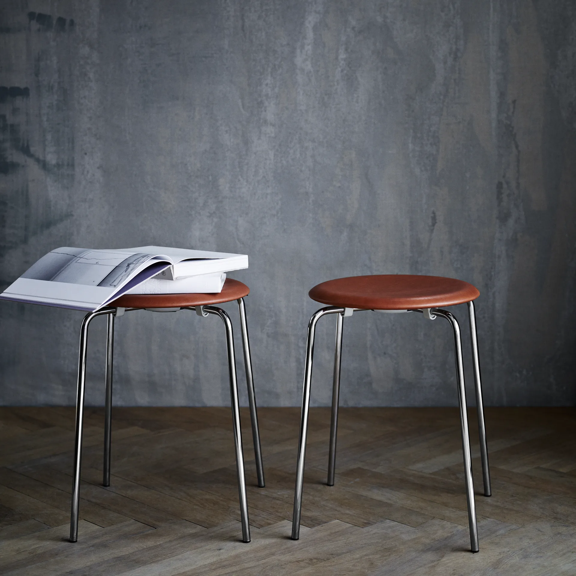 Dot Hocker Leder, Wild leather walnut Fritz Hansen
