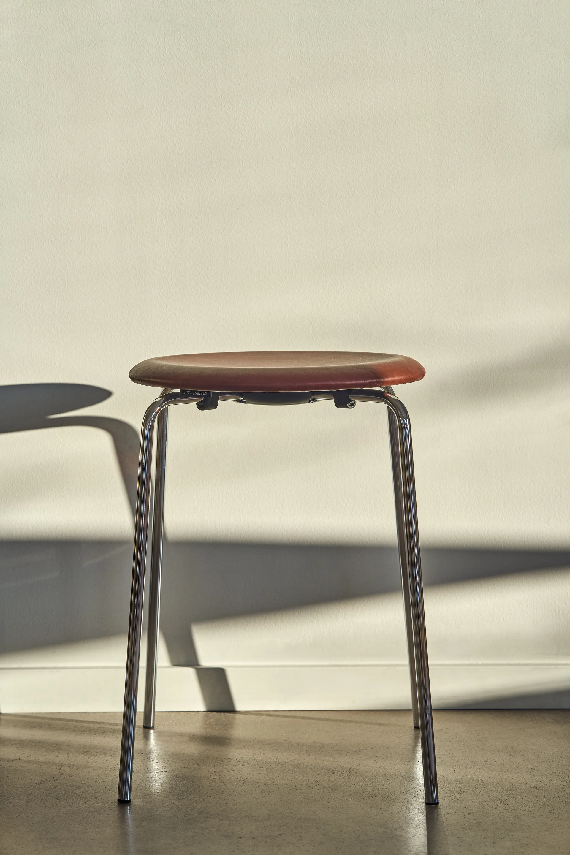 Dot runder Hocker Leder, Chestnut, Ø34x44 cm Fritz Hansen
