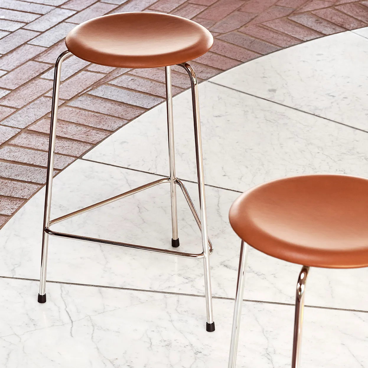 High Dot Hocker Leder, Walnut Fritz Hansen