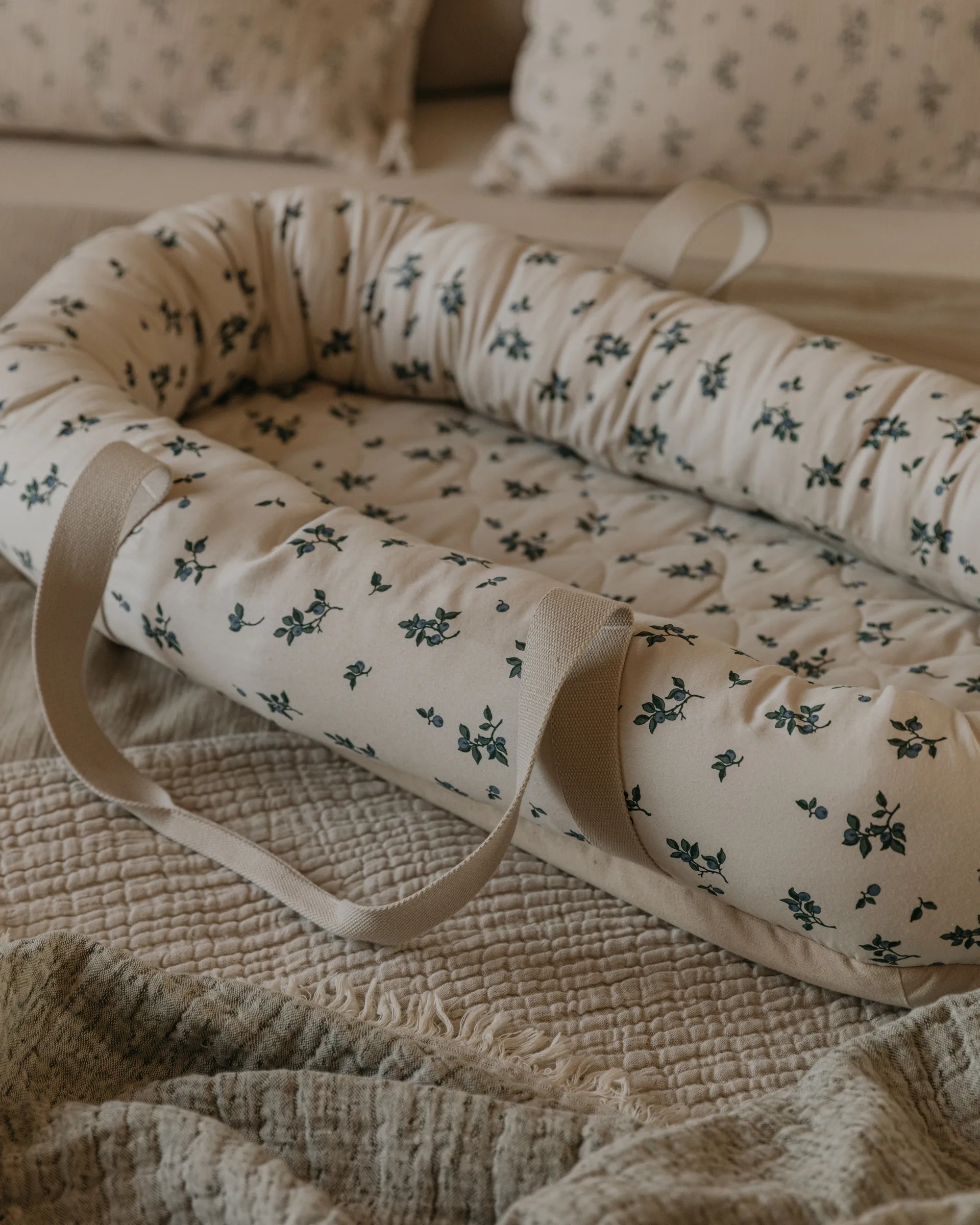 Blueberry Satin gestepptes Babynest, 43x87x16 cm Garbo&Friends