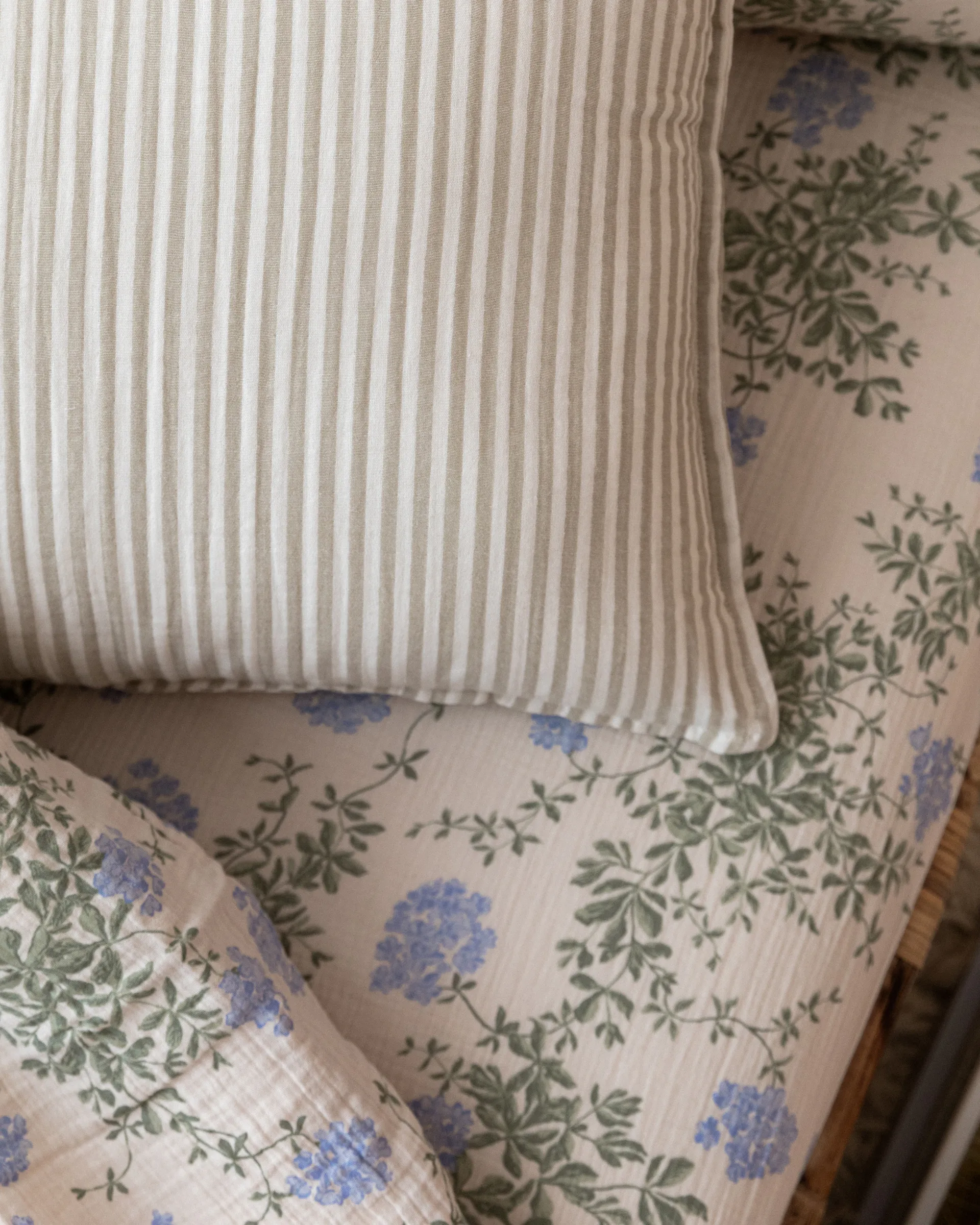 Plumbago Muslin Spannbettlaken, 160x200x30 cm Garbo&Friends