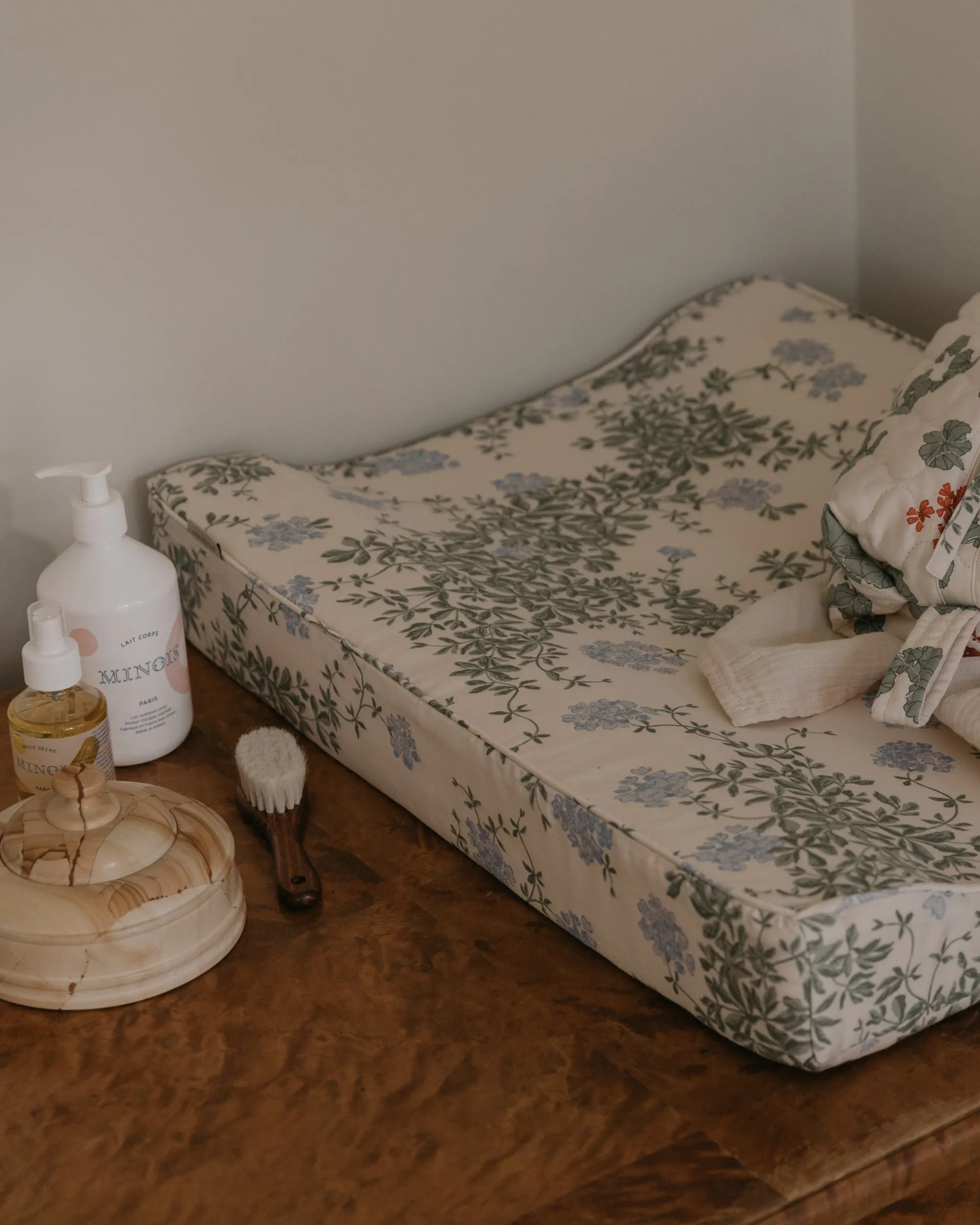 Plumbago Satin gesteppte Wickelauflage, 50x65x9 cm Garbo&Friends