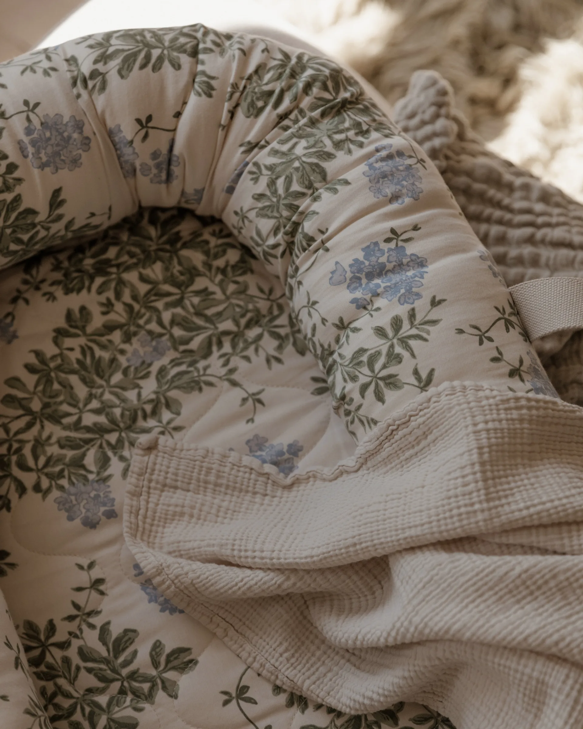 Plumbago Satin gestepptes Babynest, 43x87x16cm Garbo&Friends
