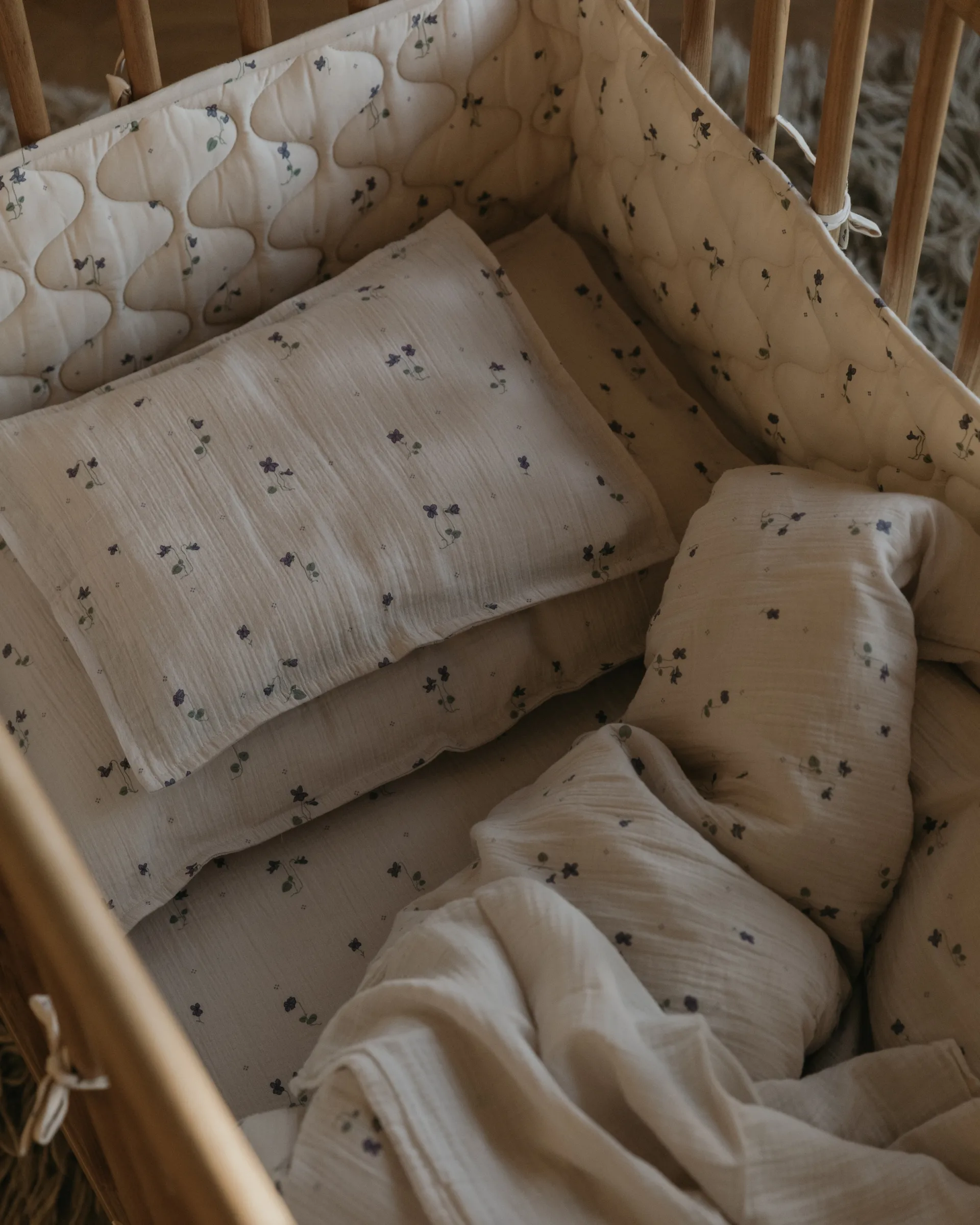 Viola Satin gesteppter Krippenrand, 30x360 cm Garbo&Friends