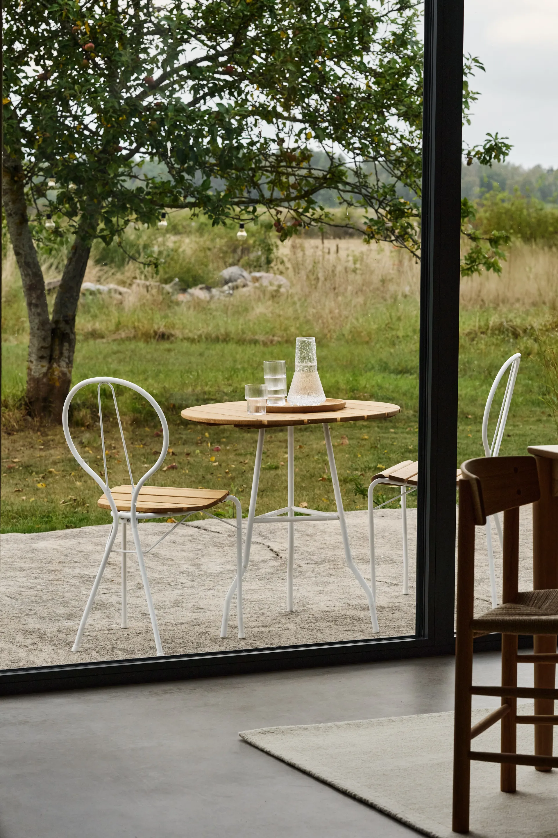 Pia Stuhl, Weiß lackiertes Stahlgestell - geöltes Eichenholz Gärsnäs