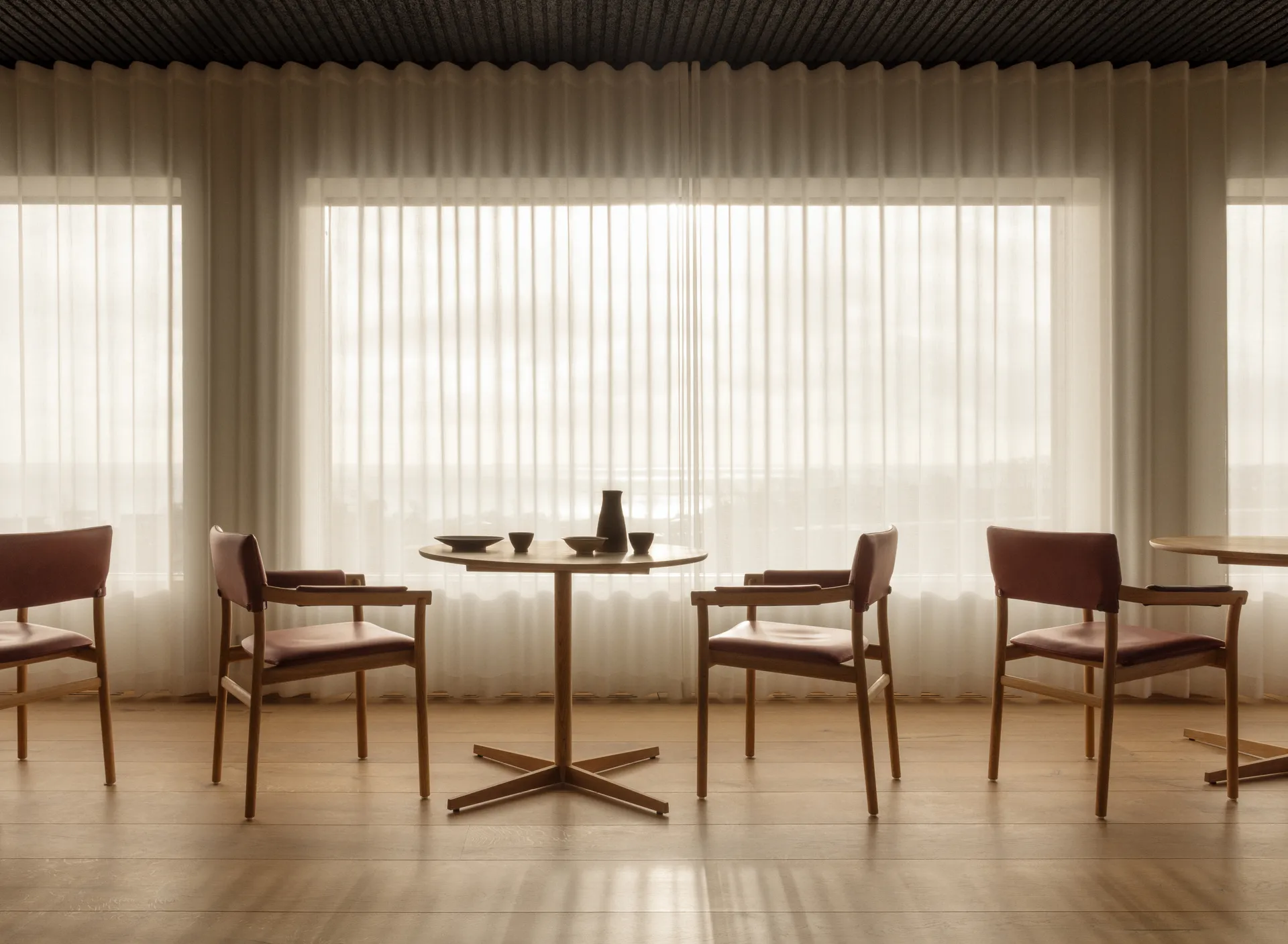 Vyn Sessel mit gepolsteter Rückenlehne, Monocoat natural-Elmosoft 43283 Gärsnäs