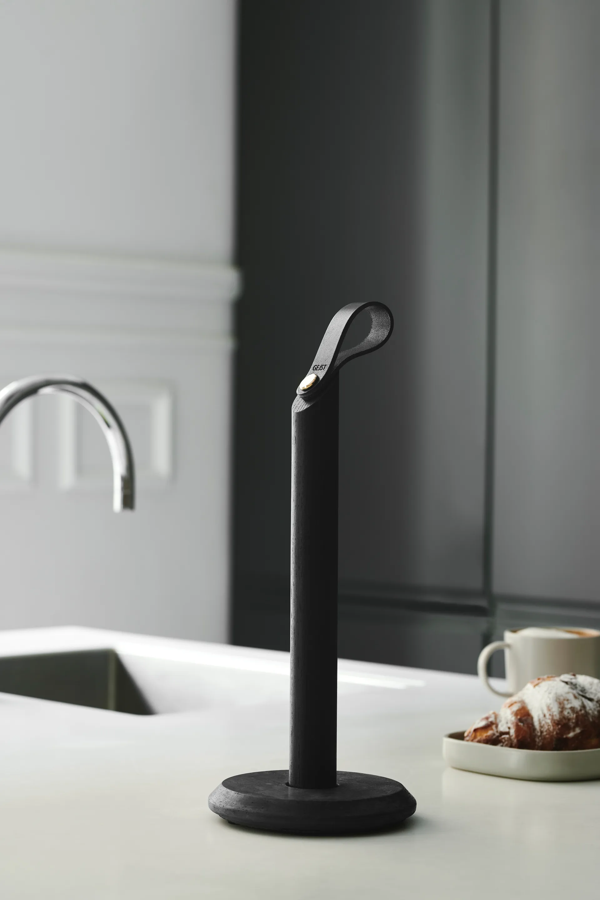 Grab Küchenrollenhalter, Schwarz gebeizte Eiche Gejst