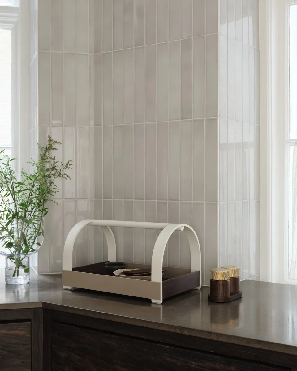 Kydo Tablett mit Griff 40,5x27x23,5 cm, Dunkle Eiche-beige white Gejst