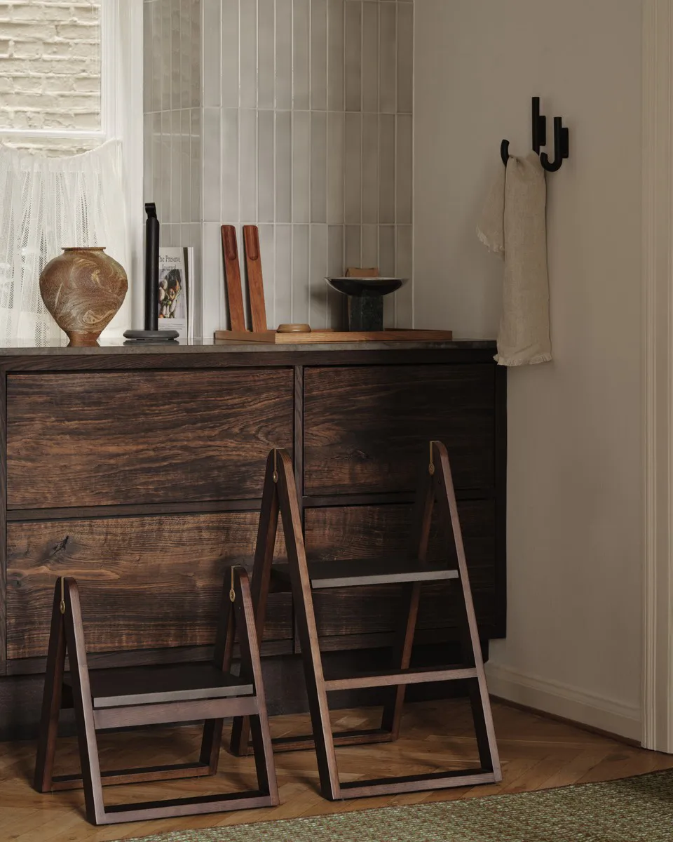 Reech Tritthocker, Dunkle Esche Gejst