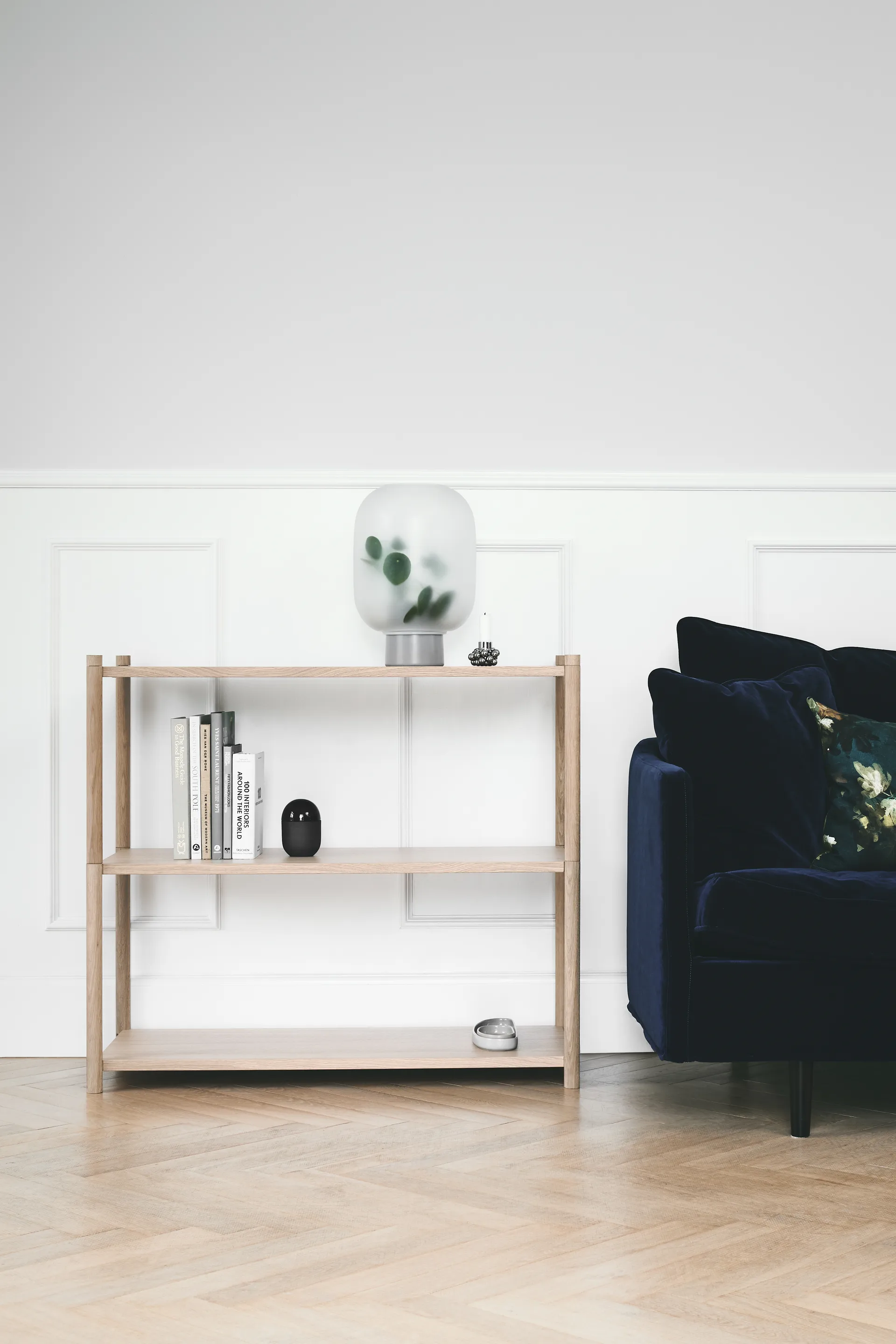 Sceene bookcase A, Helle Eiche Gejst
