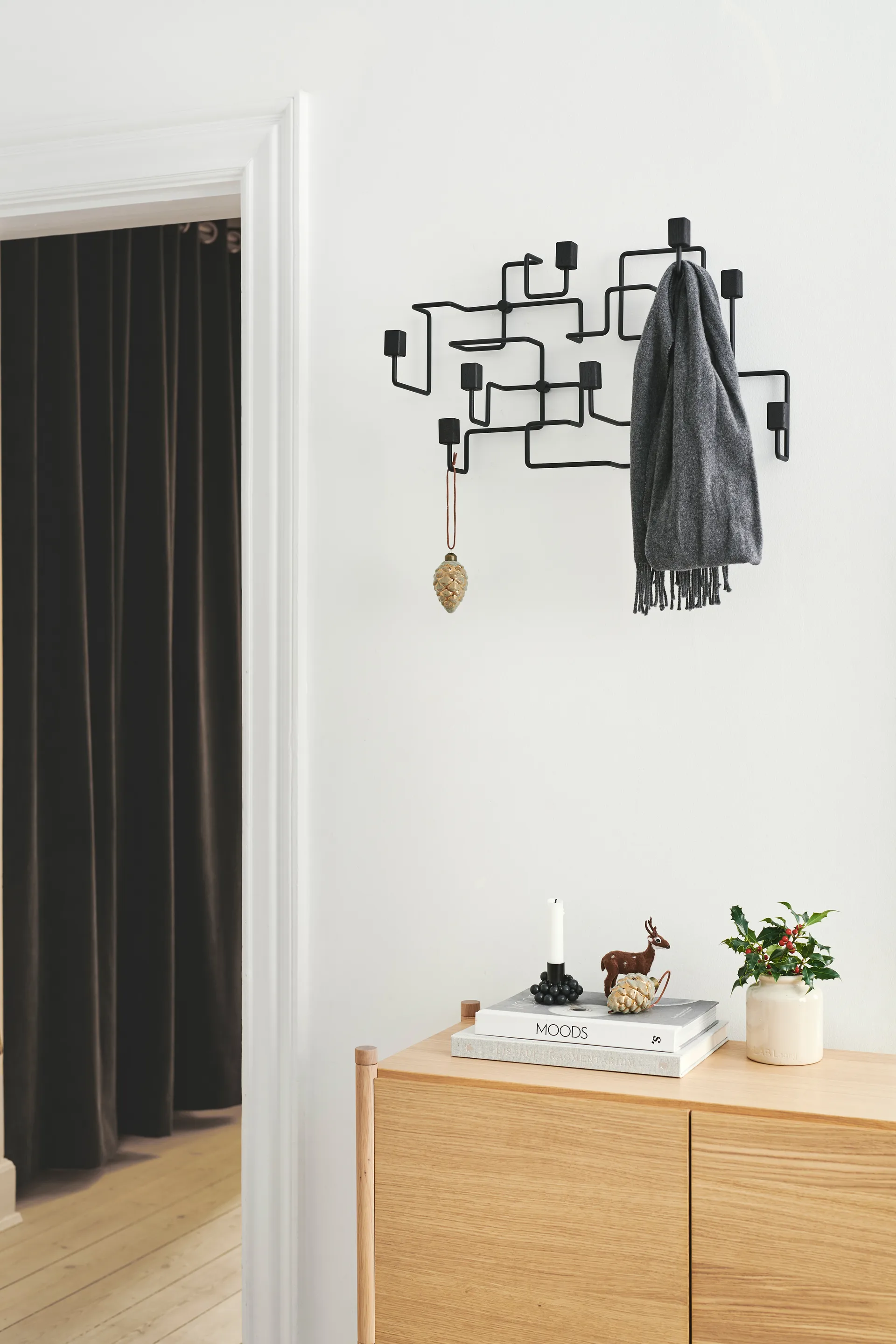 Sceene bookcase C, Helle Eiche Gejst