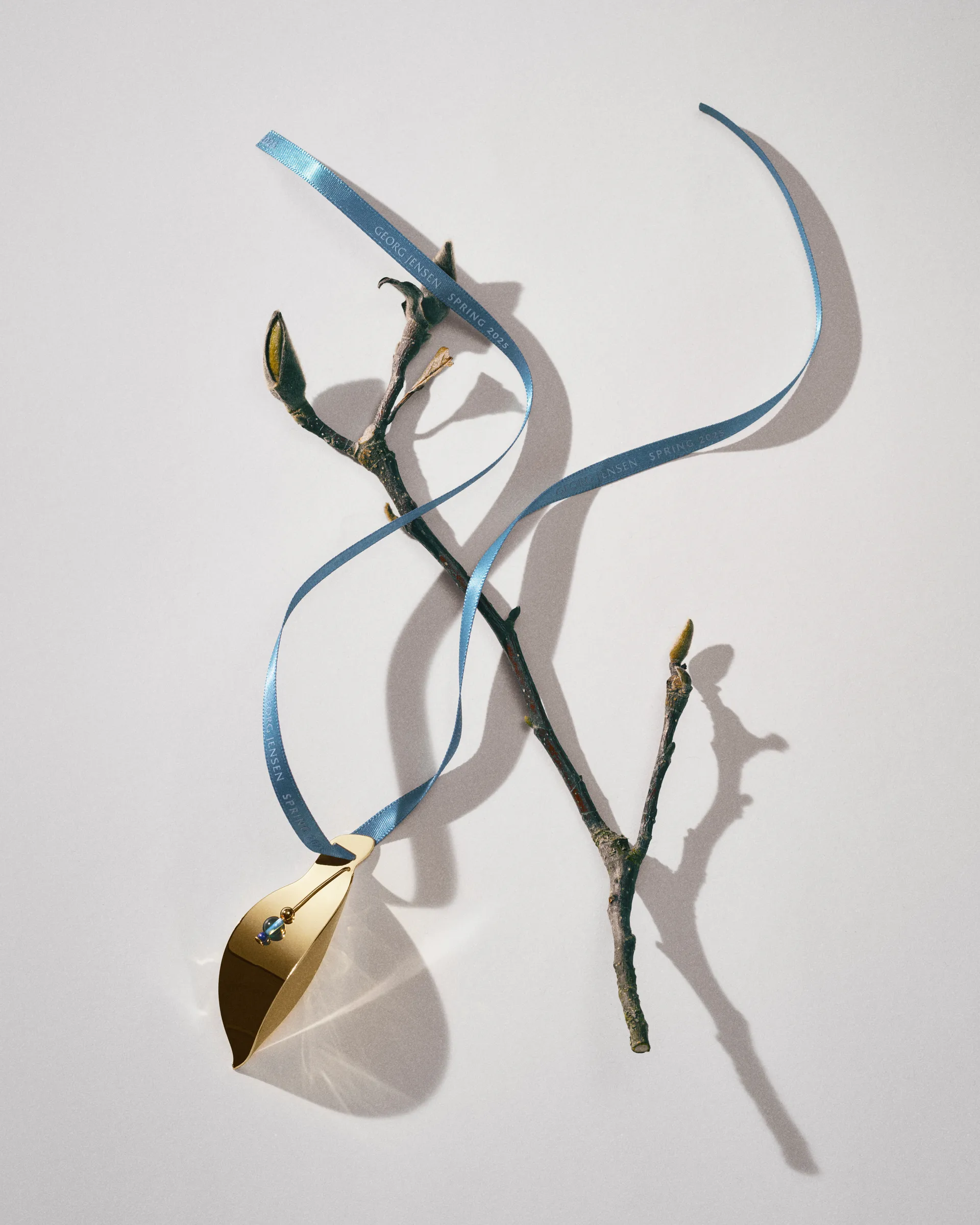 Spring 2025 Dekorations Blatt Osteranhänger, Vergoldeter Edelstahl Georg Jensen