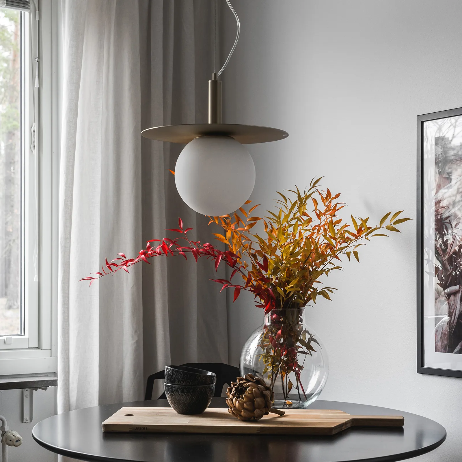 Art Deco Pendelleuchte, Messing-Opalglas Globen Lighting