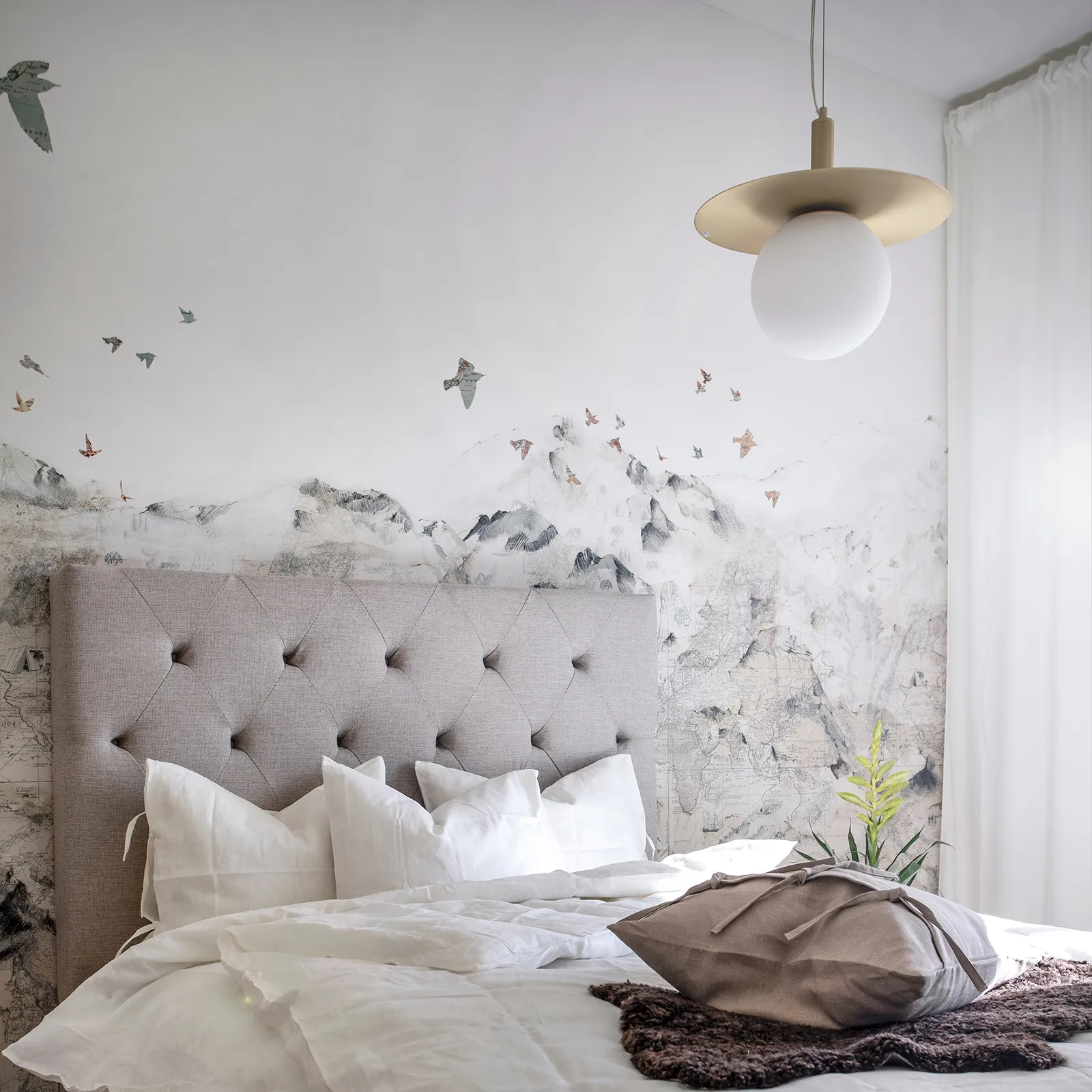 Art Deco Pendelleuchte, Messing-Opalglas Globen Lighting