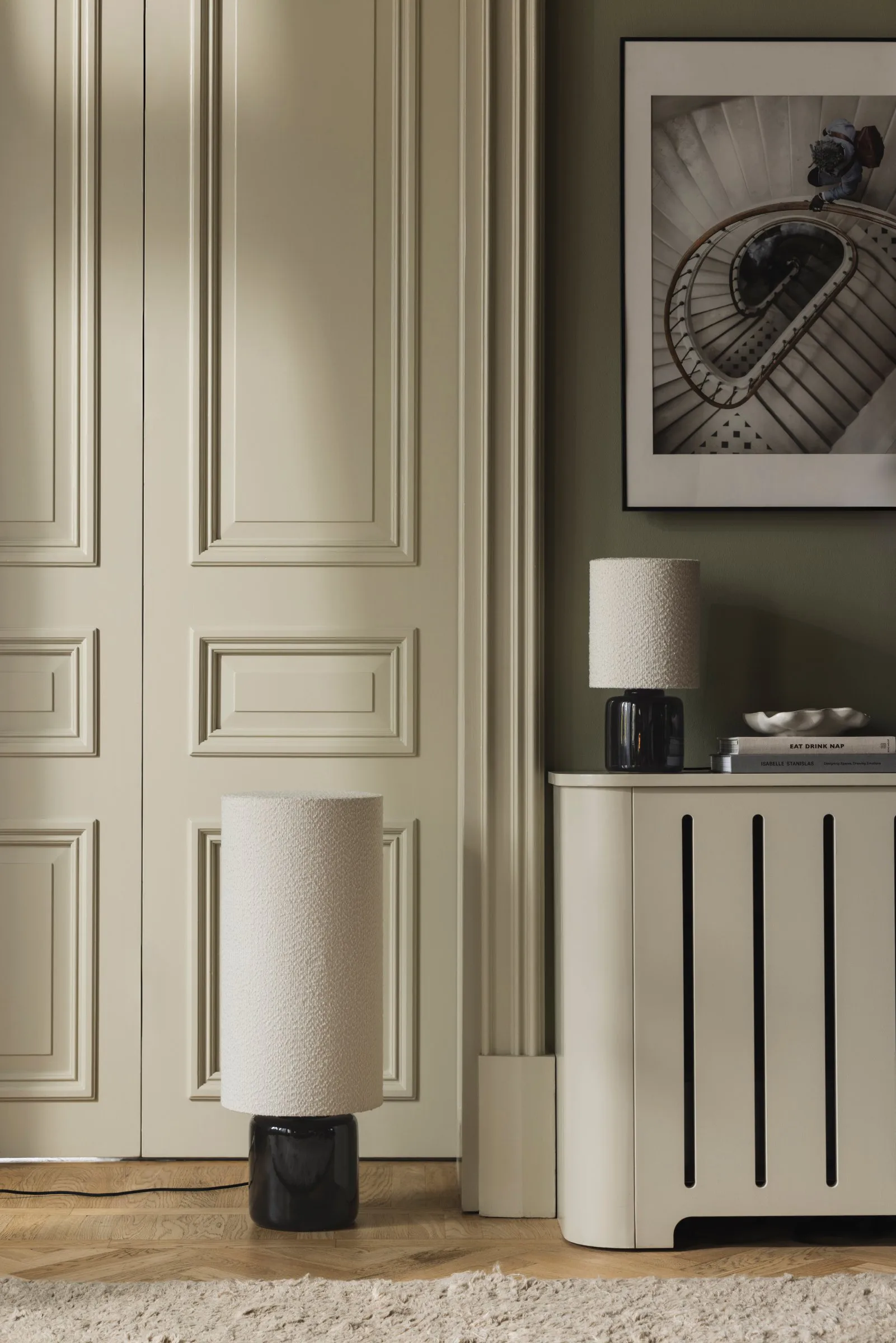 Florian Tischleuchte, Weiß Bouclé/schwarz, Ø20x39 cm Globen Lighting