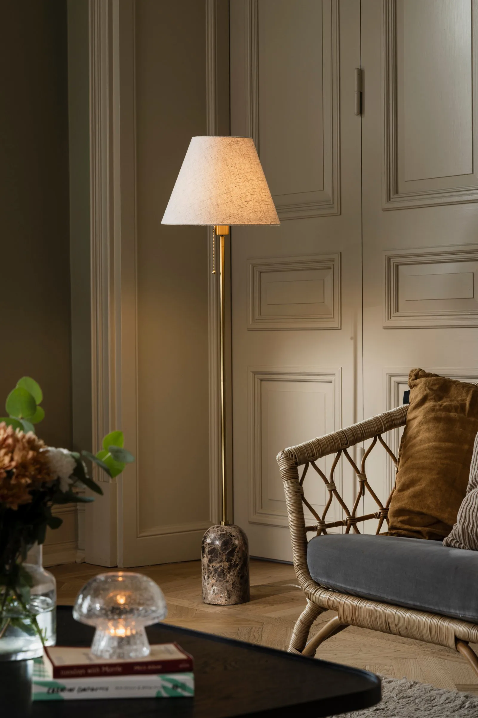 Gino Stehleuchte, Brauner Marmor Globen Lighting