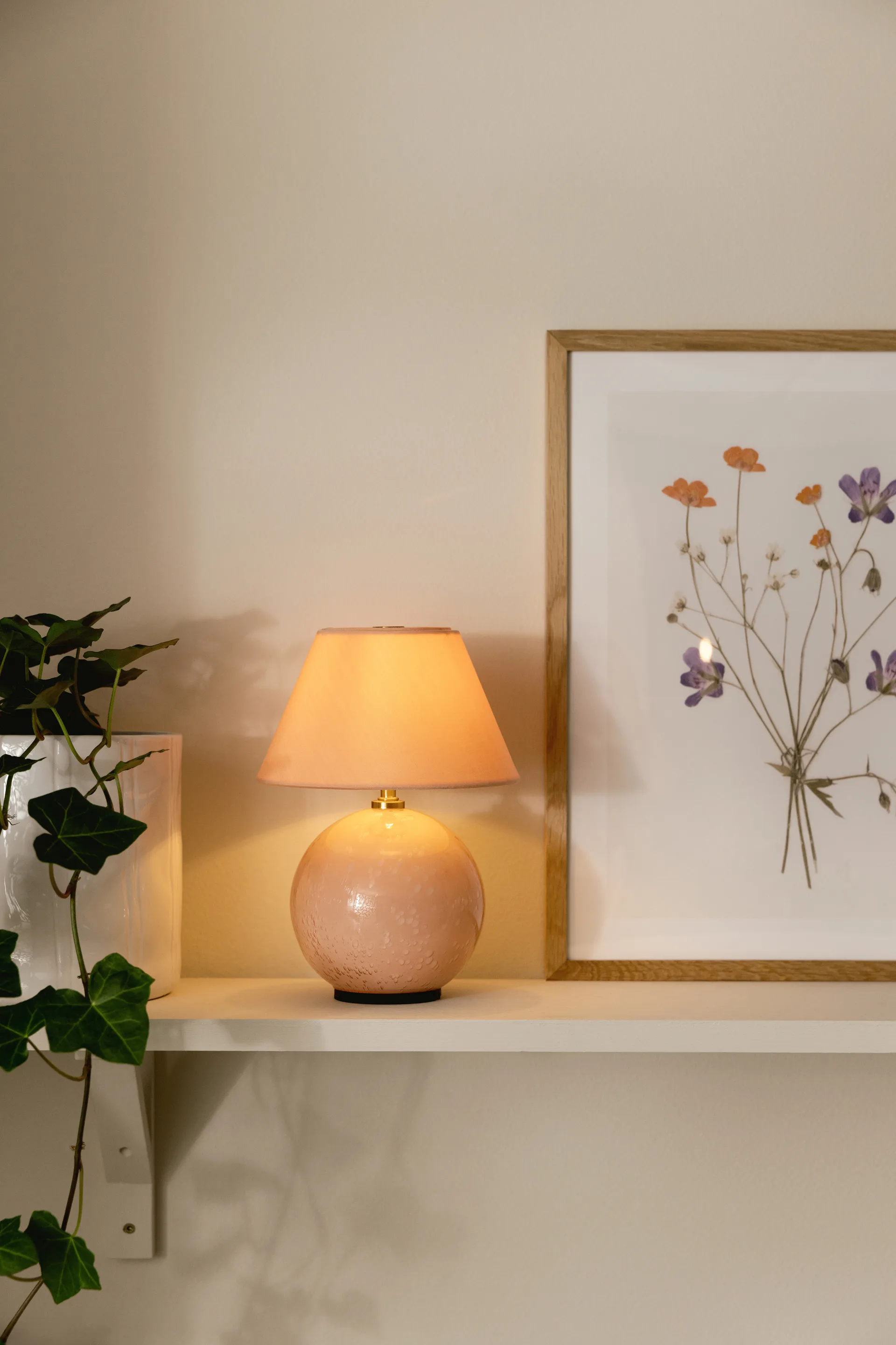 Iris 16 tragbare Tischlampe, Blush Globen Lighting