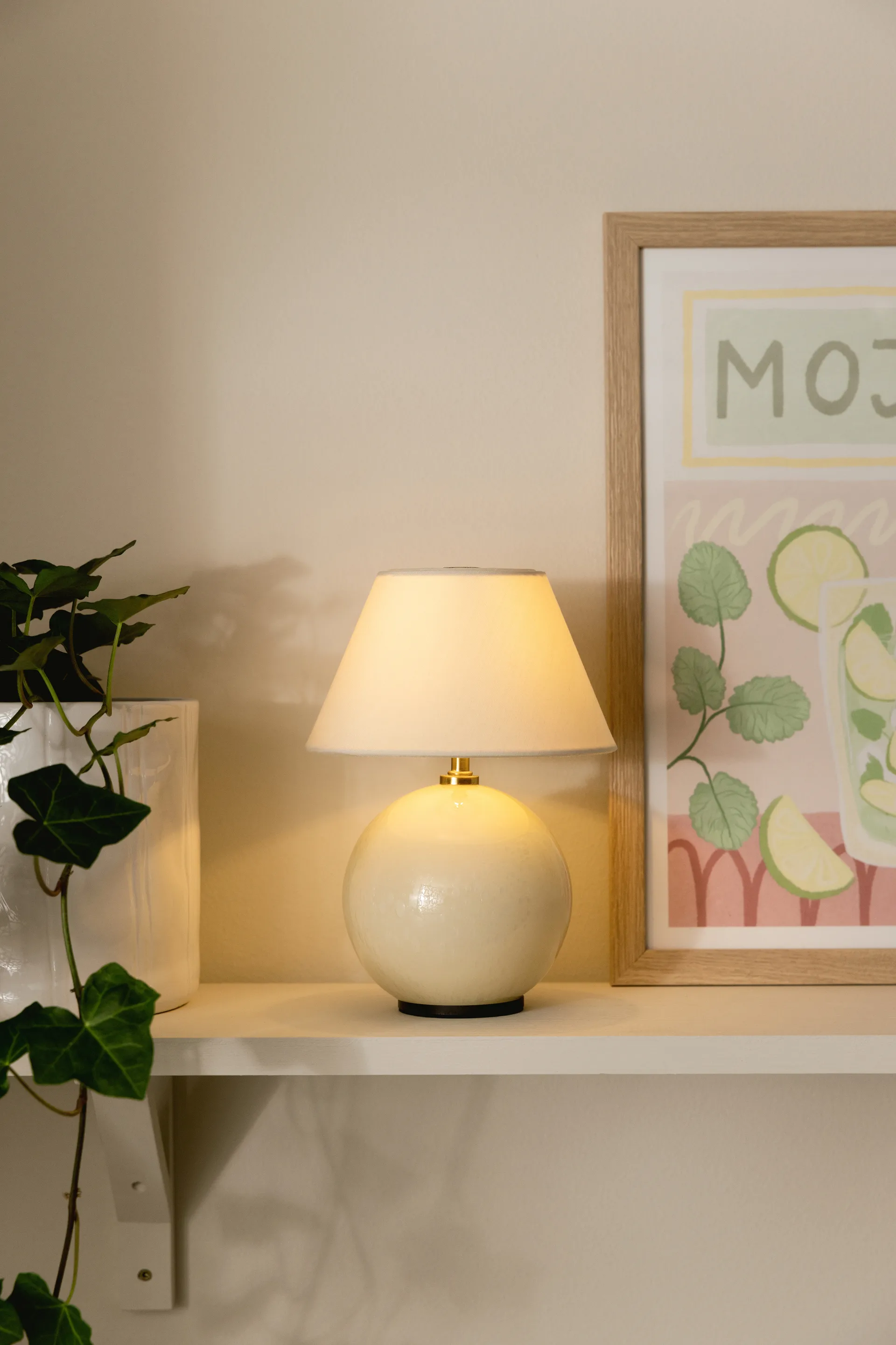 Iris 16 tragbare Tischlampe, Creme Globen Lighting