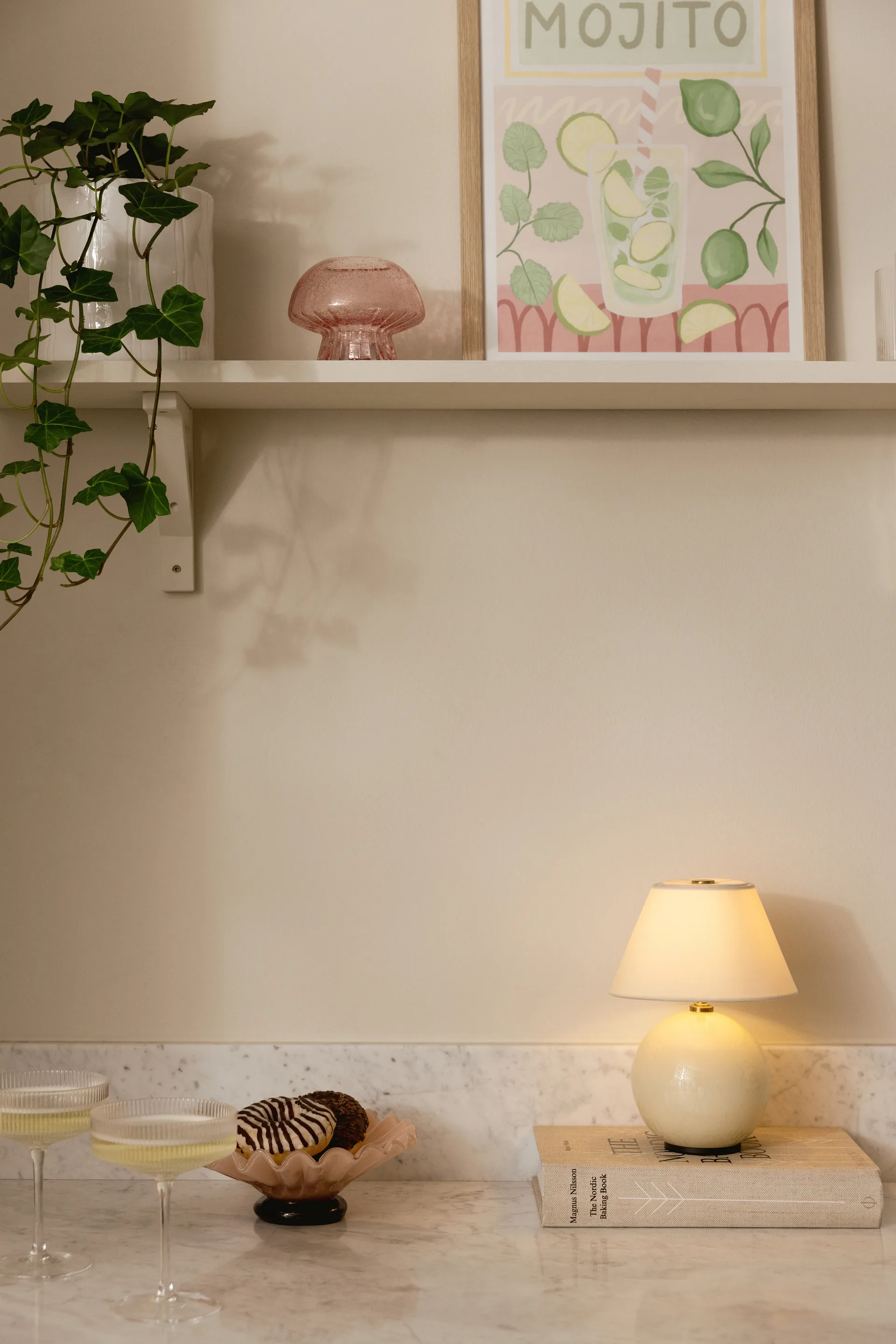 Iris 16 tragbare Tischlampe, Creme Globen Lighting