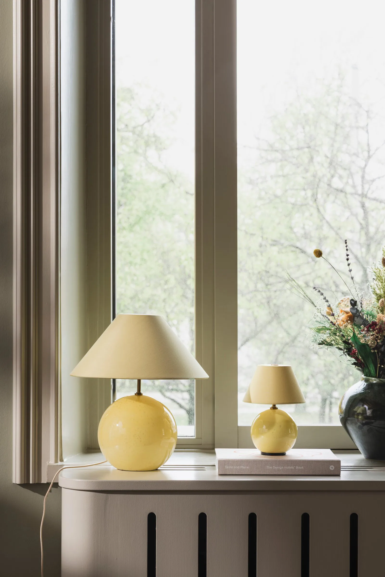 Iris 35 Tischleuchte 39 cm, Butter yellow Globen Lighting