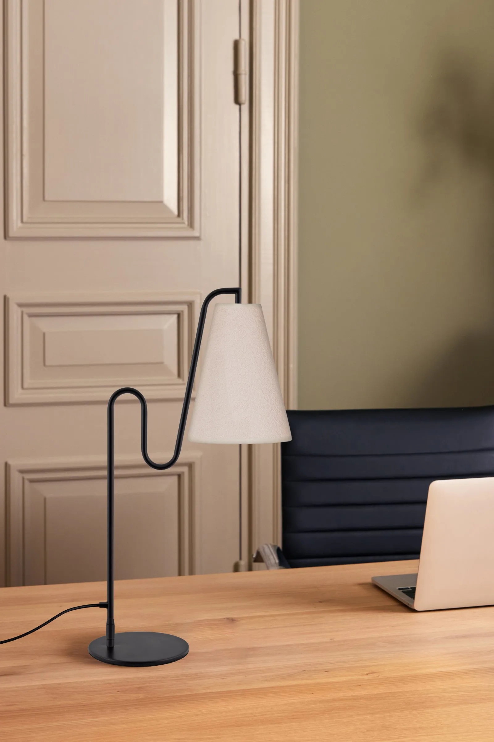 Lou Tischleuchte, Weiß Bouclé-schwarz Globen Lighting