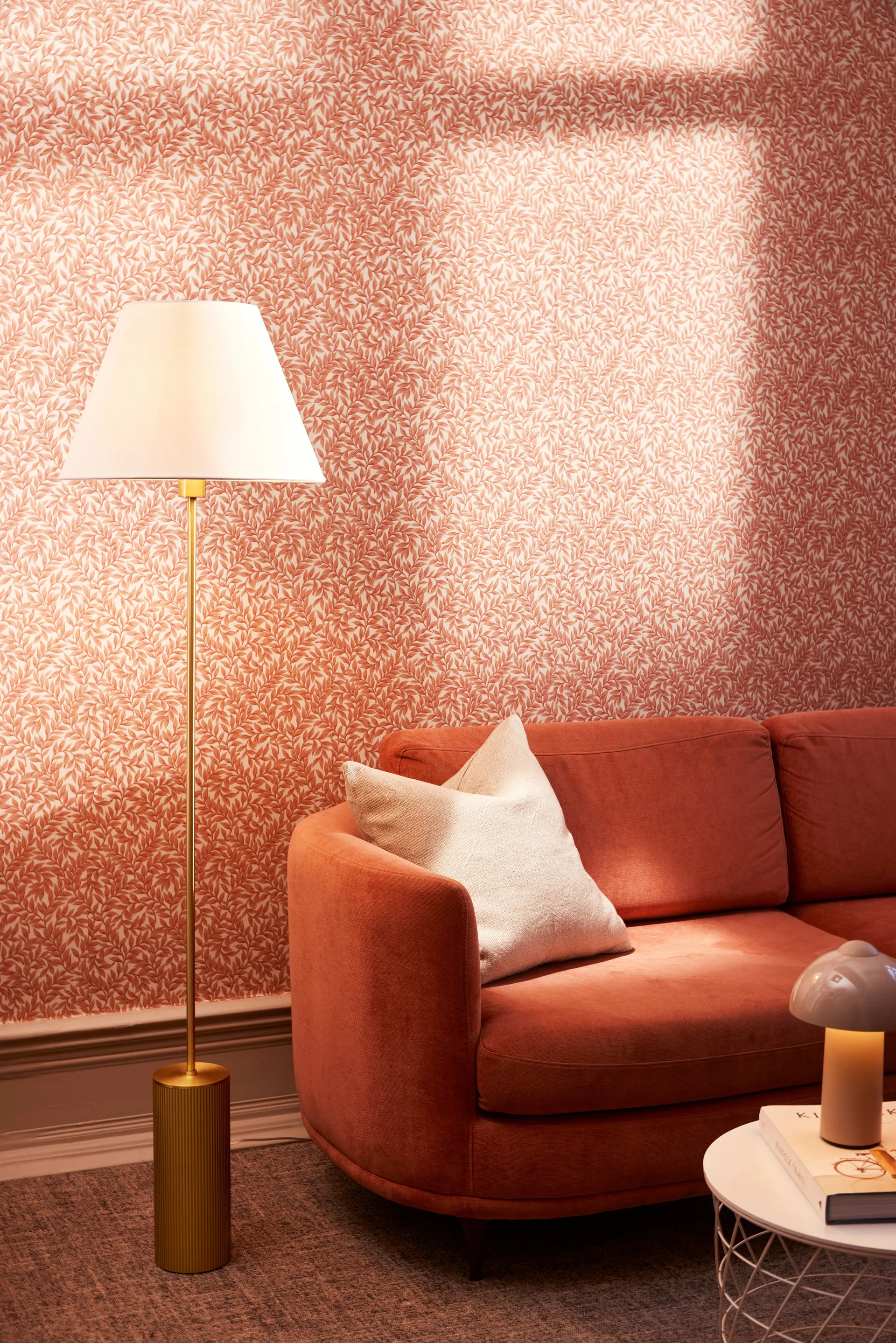 Rib Leuchtenbasis Boden, Messing gebürstet Globen Lighting